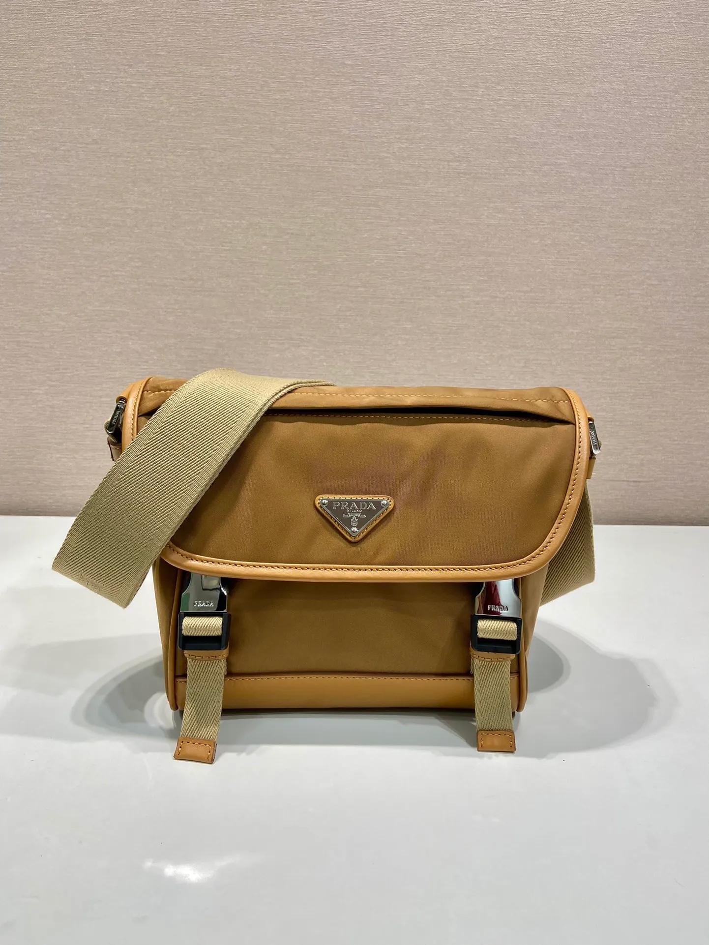 💰1260🎉New messenger bag🎉🎉2VD066 small🎉🎉 This messenger bag is designed with Re-Nylon recycled nylon fabric, with contrasting calfskin, flap and snap closure, three external zipper pockets, internal zipper pocket and patch pocket. It has a large capacity and is a hit that will never go out of style. Handsome guys, come in quickly🎉🎉92698650 Length 20 height 19 bottom 10cm🎉🎉🎉🍊🍊🍊