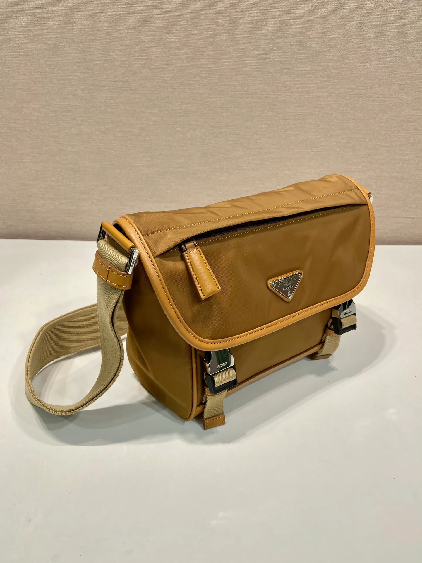 💰1260🎉New messenger bag🎉🎉2VD066 small🎉🎉 This messenger bag is designed with Re-Nylon recycled nylon fabric, with contrasting calfskin, flap and snap closure, three external zipper pockets, internal zipper pocket and patch pocket. It has a large capacity and is a hit that will never go out of style. Handsome guys, come in quickly🎉🎉92698650 Length 20 height 19 bottom 10cm🎉🎉🎉🍊🍊🍊
