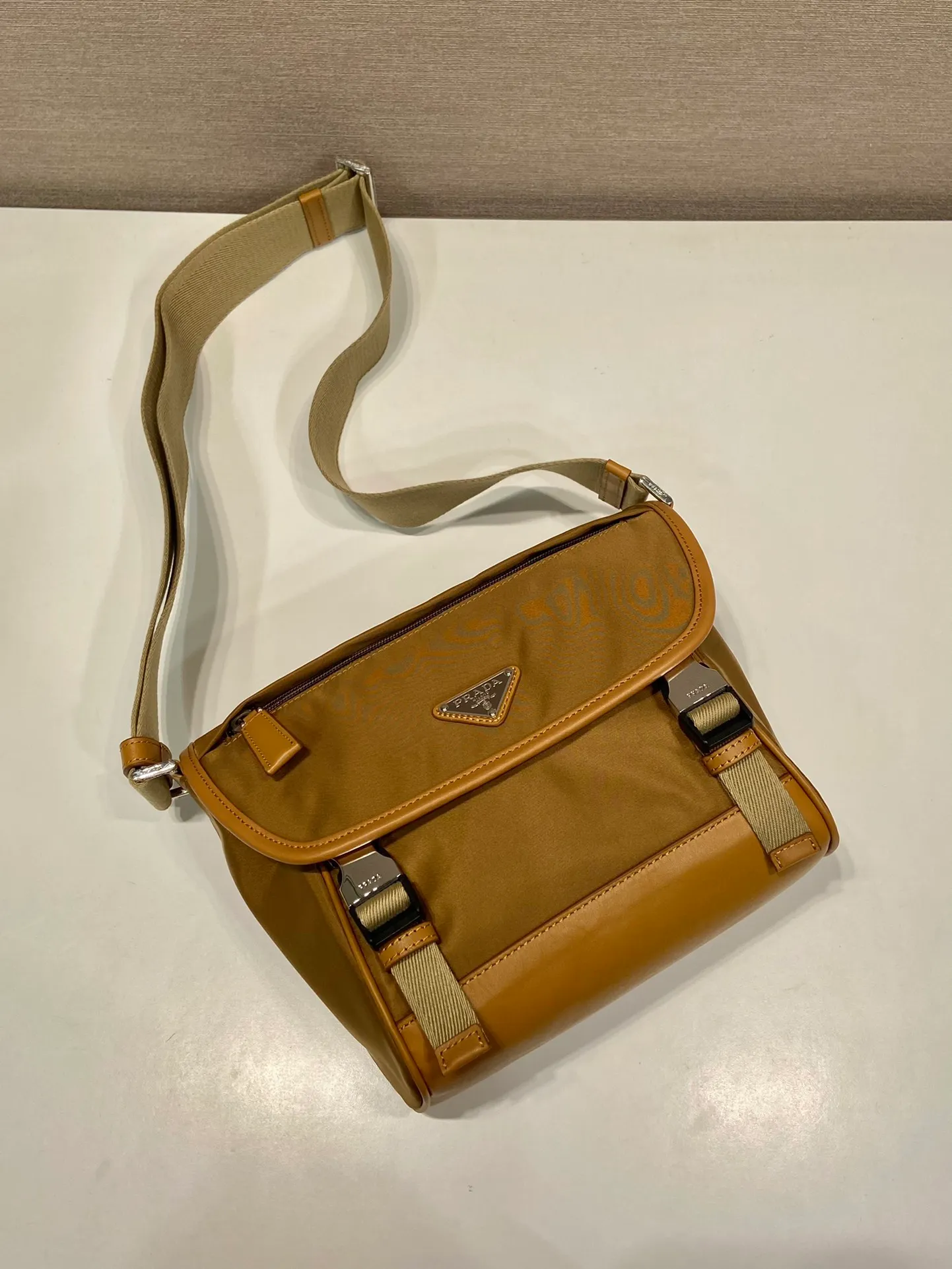 💰1260🎉New messenger bag🎉🎉2VD066 small🎉🎉 This messenger bag is designed with Re-Nylon recycled nylon fabric, with contrasting calfskin, flap and snap closure, three external zipper pockets, internal zipper pocket and patch pocket. It has a large capacity and is a hit that will never go out of style. Handsome guys, come in quickly🎉🎉92698650 Length 20 height 19 bottom 10cm🎉🎉🎉🍊🍊🍊