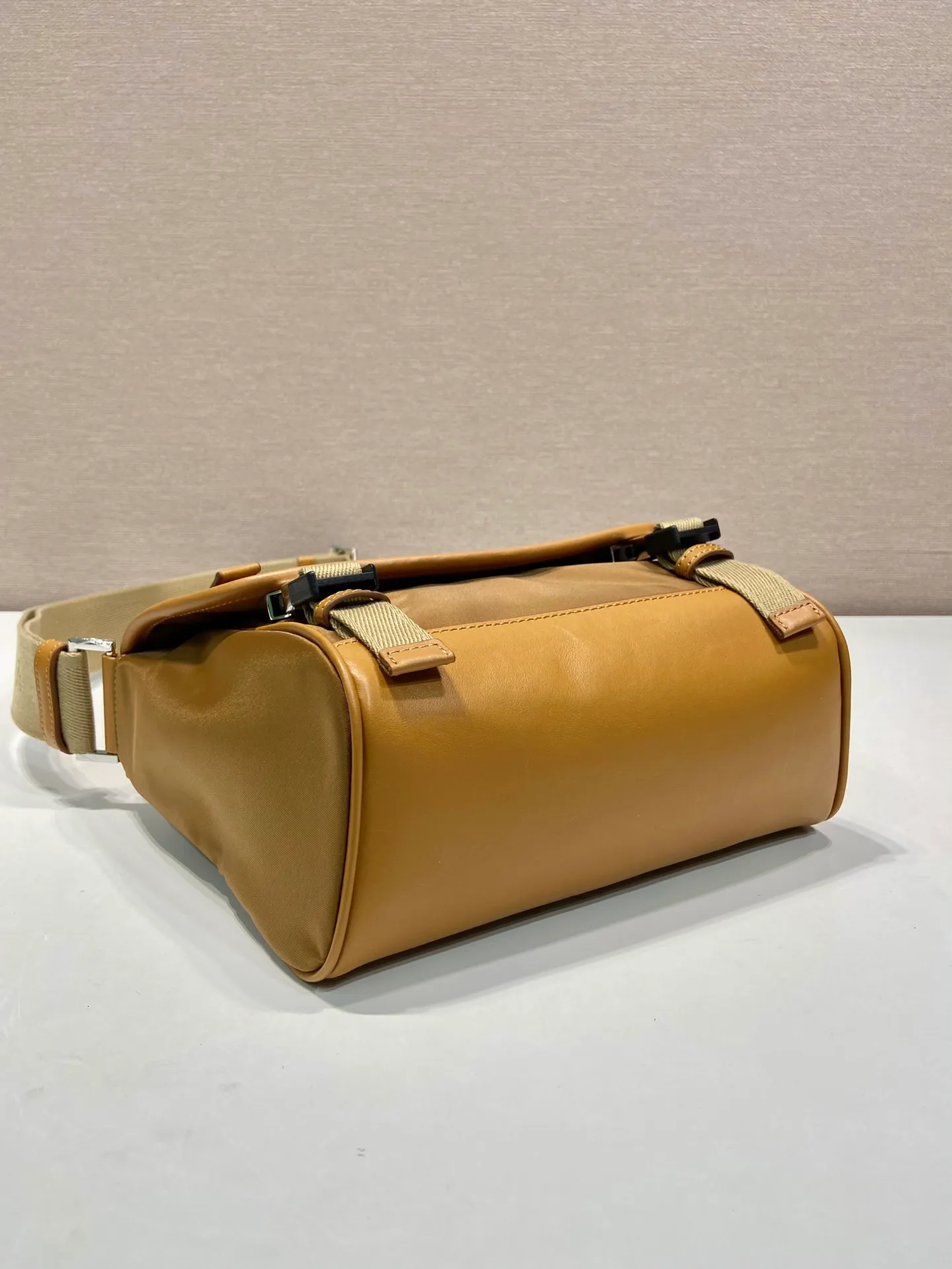 💰1260🎉New messenger bag🎉🎉2VD066 small🎉🎉 This messenger bag is designed with Re-Nylon recycled nylon fabric, with contrasting calfskin, flap and snap closure, three external zipper pockets, internal zipper pocket and patch pocket. It has a large capacity and is a hit that will never go out of style. Handsome guys, come in quickly🎉🎉92698650 Length 20 height 19 bottom 10cm🎉🎉🎉🍊🍊🍊