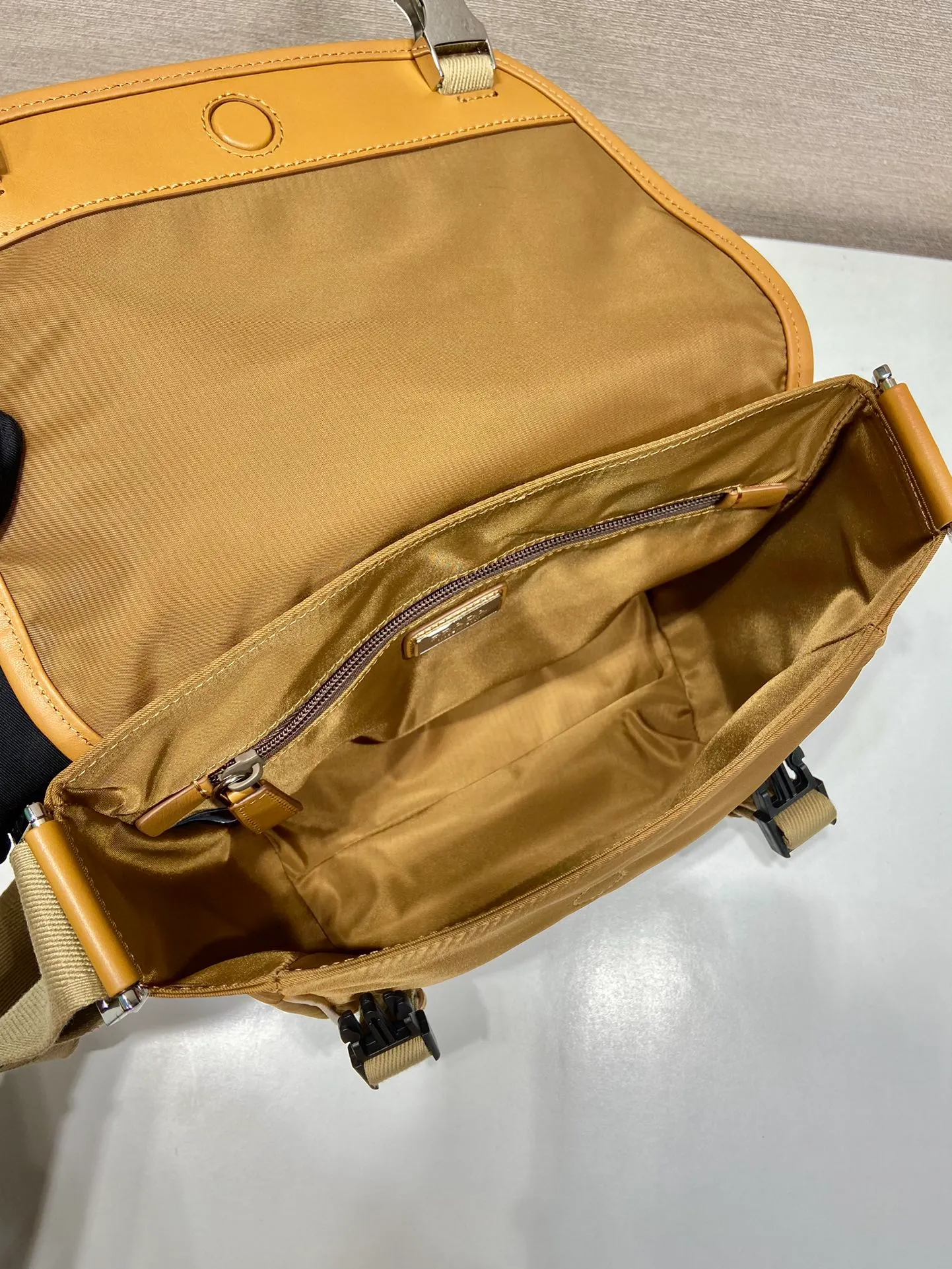 💰1260🎉New messenger bag🎉🎉2VD066 small🎉🎉 This messenger bag is designed with Re-Nylon recycled nylon fabric, with contrasting calfskin, flap and snap closure, three external zipper pockets, internal zipper pocket and patch pocket. It has a large capacity and is a hit that will never go out of style. Handsome guys, come in quickly🎉🎉92698650 Length 20 height 19 bottom 10cm🎉🎉🎉🍊🍊🍊