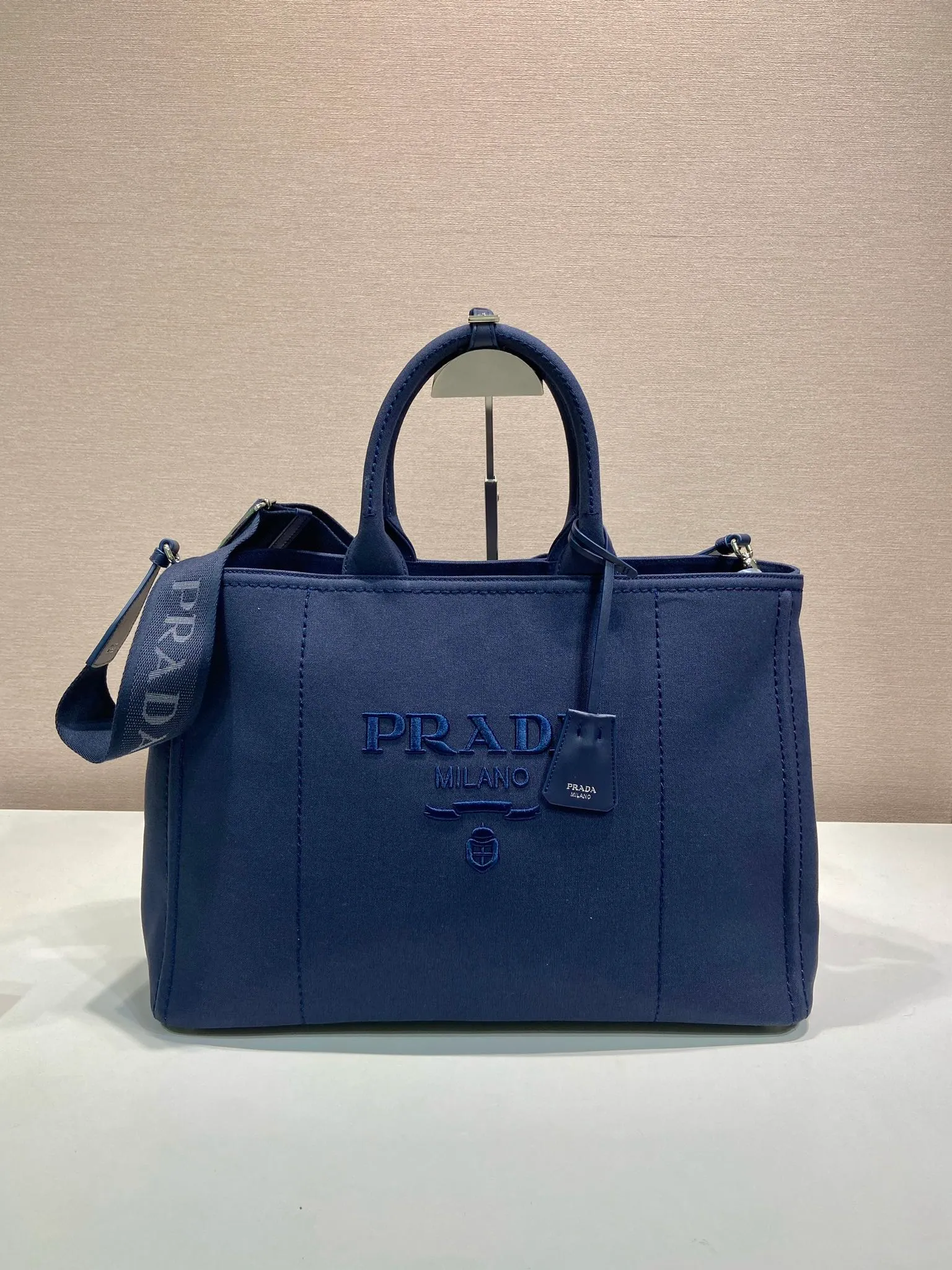 💰1240🎉New Jardinière Shoulder Bag🎉2VG131 Men's Max🎉🎉 This canvas handbag is a new interpretation with a simple and exquisite design, versatile and versatile, with ample interior space. The classic style is embellished with leather trim, showing the essence of exquisite craftsmanship. Striking stitching. Canvas carry handles. Detachable and adjustable webbing strap. Large capacity/cool upper body effect🎉🎉 Length 43x Height 30x Bottom 20cm🎉🎉🎉💰💰💰💰