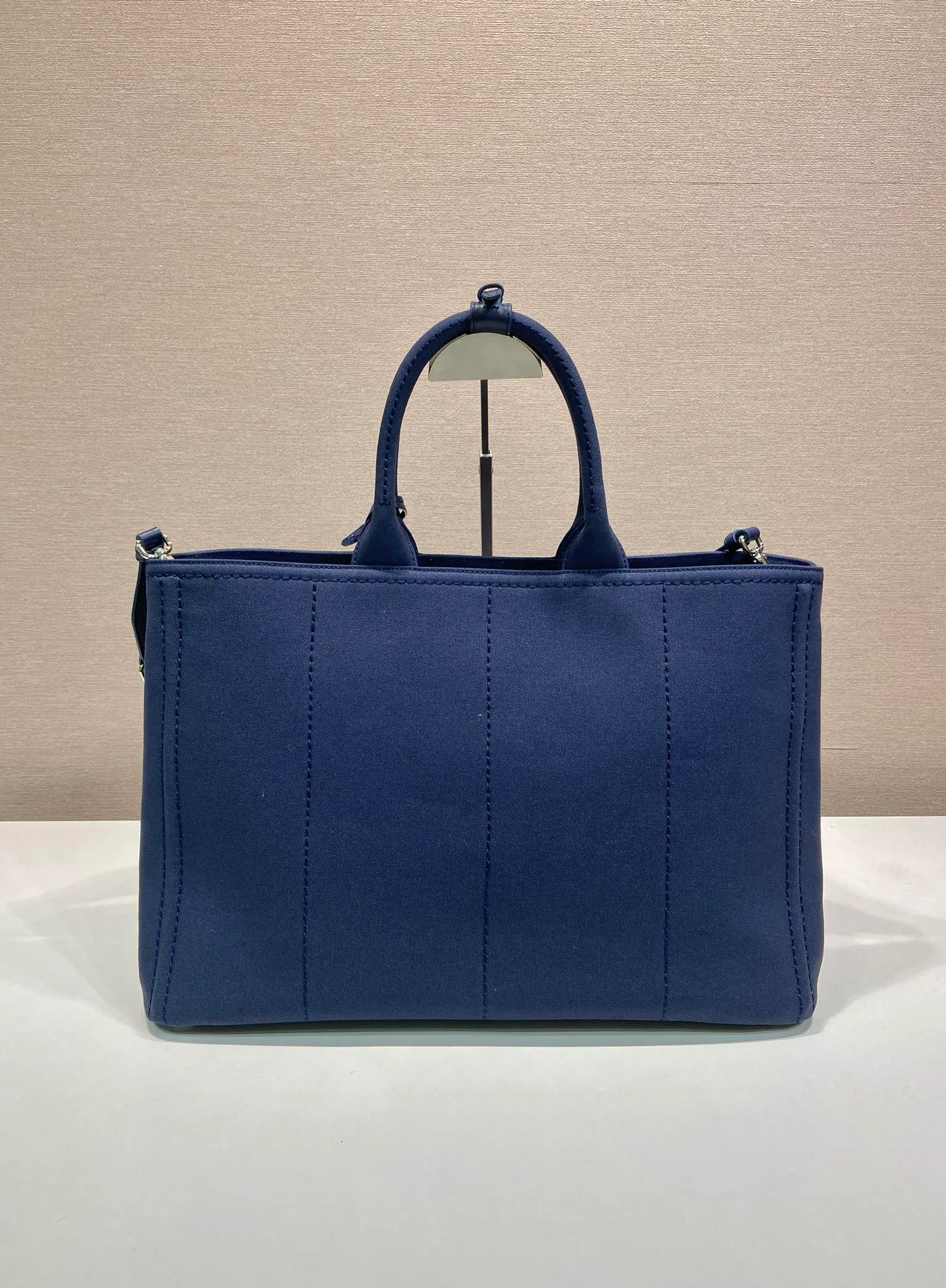 💰1240🎉New Jardinière Shoulder Bag🎉2VG131 Men's Max🎉🎉 This canvas handbag is a new interpretation with a simple and exquisite design, versatile and versatile, with ample interior space. The classic style is embellished with leather trim, showing the essence of exquisite craftsmanship. Striking stitching. Canvas carry handles. Detachable and adjustable webbing strap. Large capacity/cool upper body effect🎉🎉 Length 43x Height 30x Bottom 20cm🎉🎉🎉💰💰💰💰