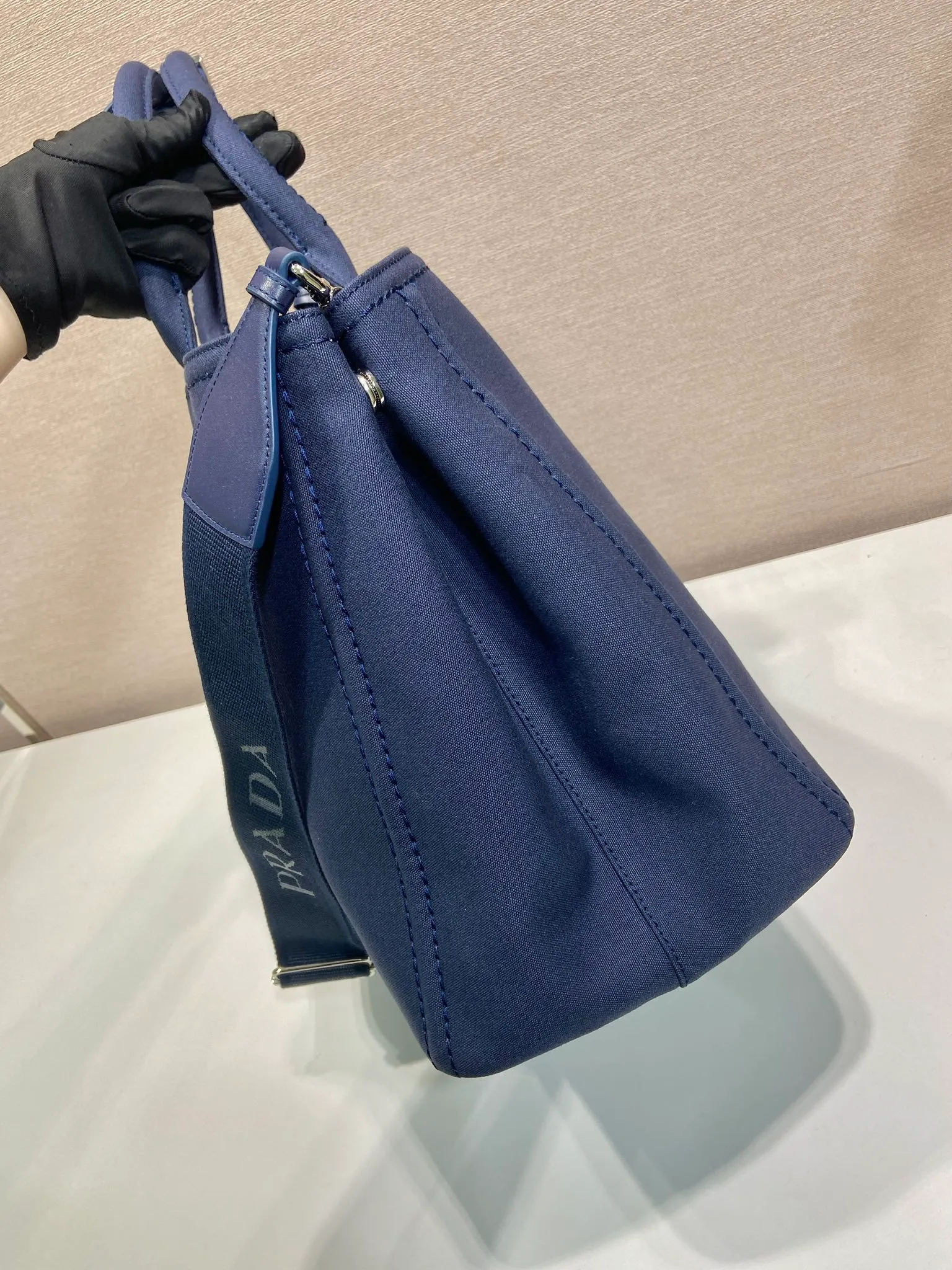 💰1240🎉New Jardinière Shoulder Bag🎉2VG131 Men's Max🎉🎉 This canvas handbag is a new interpretation with a simple and exquisite design, versatile and versatile, with ample interior space. The classic style is embellished with leather trim, showing the essence of exquisite craftsmanship. Striking stitching. Canvas carry handles. Detachable and adjustable webbing strap. Large capacity/cool upper body effect🎉🎉 Length 43x Height 30x Bottom 20cm🎉🎉🎉💰💰💰💰