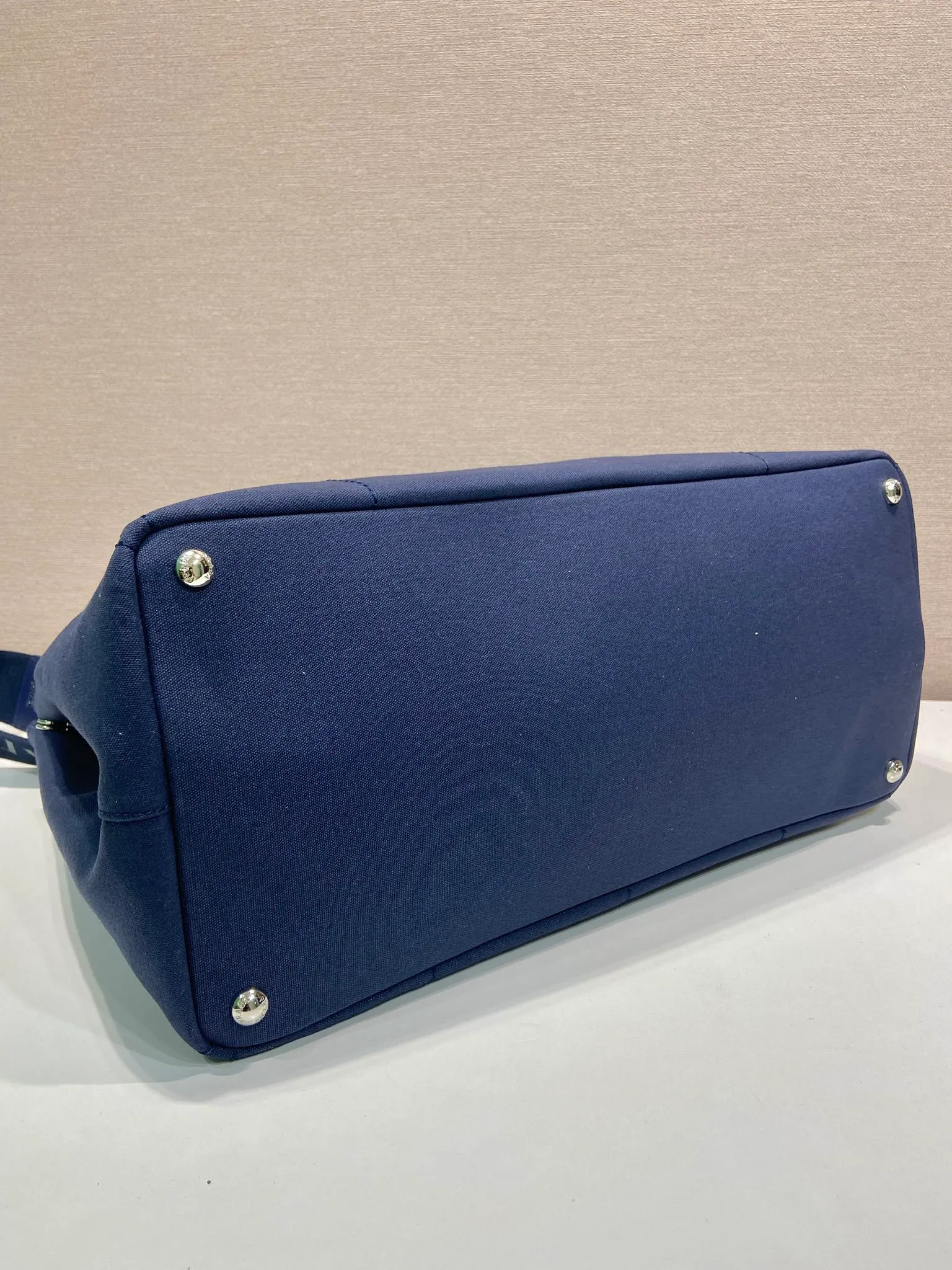 💰1240🎉New Jardinière Shoulder Bag🎉2VG131 Men's Max🎉🎉 This canvas handbag is a new interpretation with a simple and exquisite design, versatile and versatile, with ample interior space. The classic style is embellished with leather trim, showing the essence of exquisite craftsmanship. Striking stitching. Canvas carry handles. Detachable and adjustable webbing strap. Large capacity/cool upper body effect🎉🎉 Length 43x Height 30x Bottom 20cm🎉🎉🎉💰💰💰💰