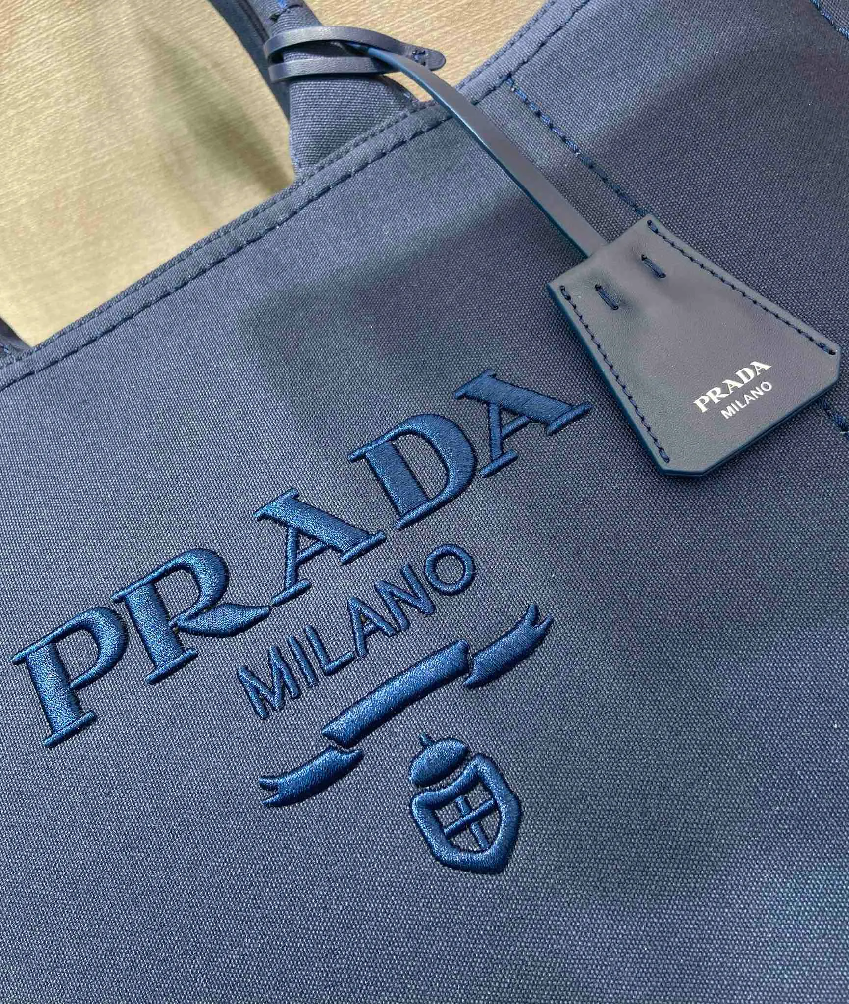 💰1240🎉New Jardinière Shoulder Bag🎉2VG131 Men's Max🎉🎉 This canvas handbag is a new interpretation with a simple and exquisite design, versatile and versatile, with ample interior space. The classic style is embellished with leather trim, showing the essence of exquisite craftsmanship. Striking stitching. Canvas carry handles. Detachable and adjustable webbing strap. Large capacity/cool upper body effect🎉🎉 Length 43x Height 30x Bottom 20cm🎉🎉🎉💰💰💰💰