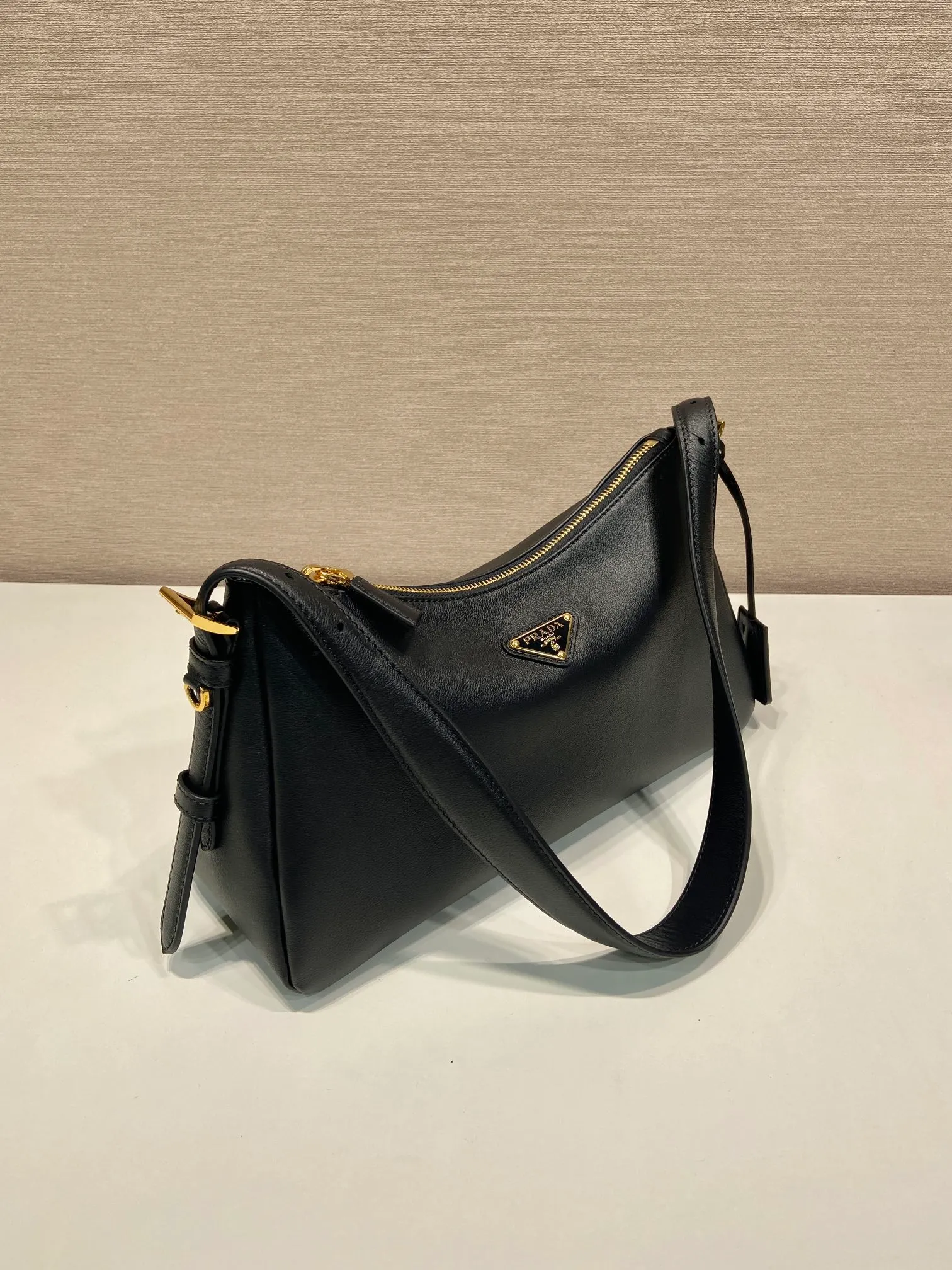 💰1660🎉New Aimee underarm bag🎉1BC229 small🎉🎉 This leather Hobo underarm bag has a simple design and is made of imported calfskin. It has a metal triangular enamel logo on the front and is equipped with a detachable leather shoulder strap. The leather is delicate and soft, practical, lightweight and has a large capacity. 😂😂 High-end and versatile, another fashion hit. Hurry up and get it, it’s so beautiful👏👏 Length 31x Height 18x ​​Bottom 10cm