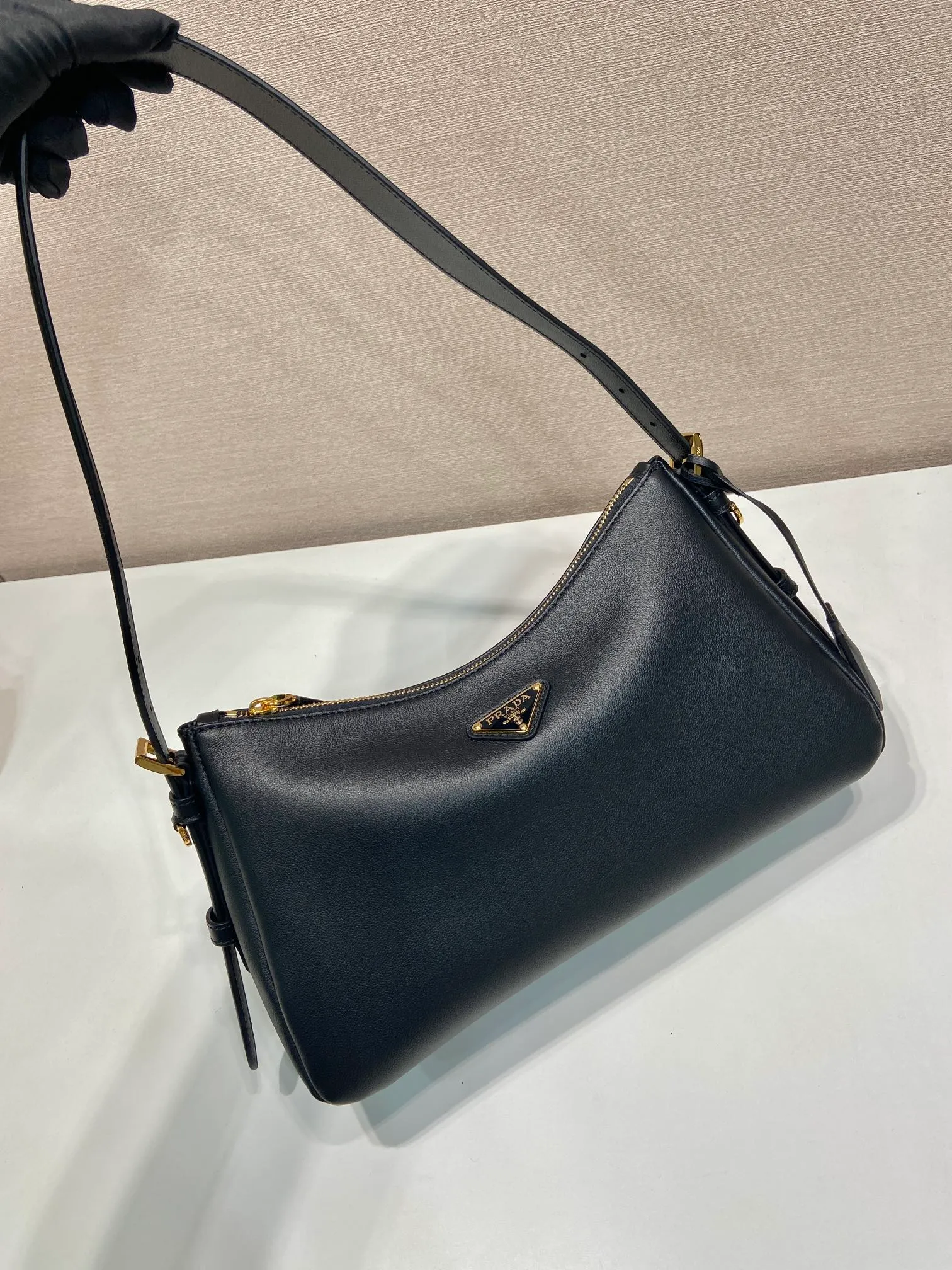 💰1660🎉New Aimee underarm bag🎉1BC229 small🎉🎉 This leather Hobo underarm bag has a simple design and is made of imported calfskin. It has a metal triangular enamel logo on the front and is equipped with a detachable leather shoulder strap. The leather is delicate and soft, practical, lightweight and has a large capacity. 😂😂 High-end and versatile, another fashion hit. Hurry up and get it, it’s so beautiful👏👏 Length 31x Height 18x ​​Bottom 10cm