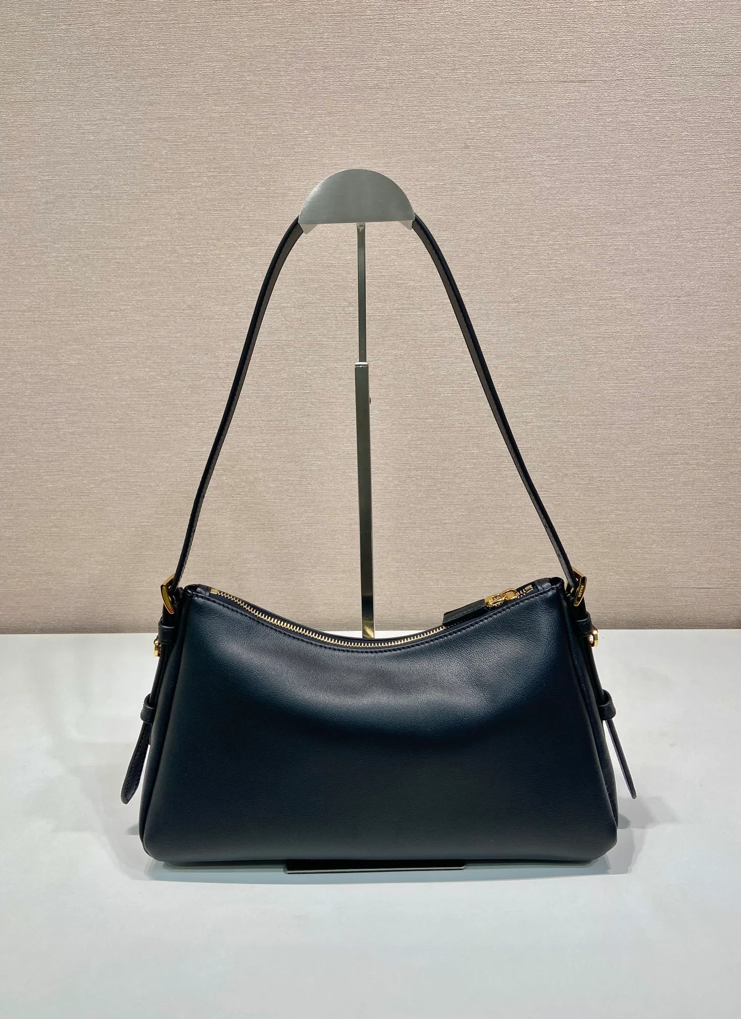 💰1660🎉New Aimee underarm bag🎉1BC229 small🎉🎉 This leather Hobo underarm bag has a simple design and is made of imported calfskin. It has a metal triangular enamel logo on the front and is equipped with a detachable leather shoulder strap. The leather is delicate and soft, practical, lightweight and has a large capacity. 😂😂 High-end and versatile, another fashion hit. Hurry up and get it, it’s so beautiful👏👏 Length 31x Height 18x ​​Bottom 10cm
