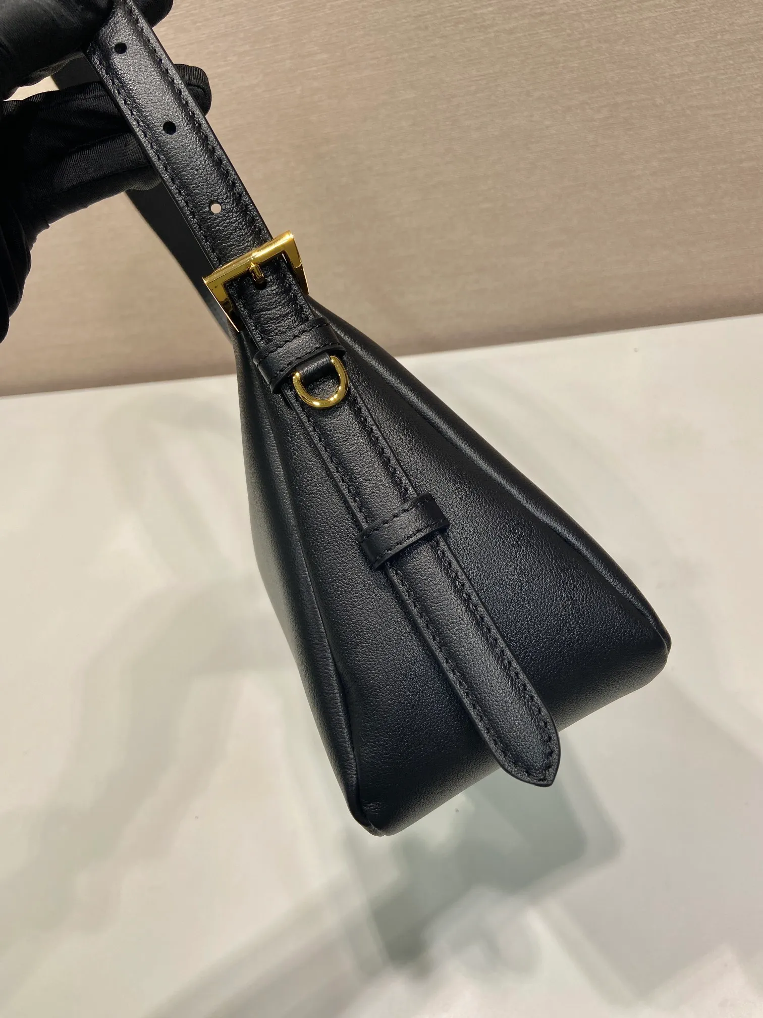 💰1660🎉New Aimee underarm bag🎉1BC229 small🎉🎉 This leather Hobo underarm bag has a simple design and is made of imported calfskin. It has a metal triangular enamel logo on the front and is equipped with a detachable leather shoulder strap. The leather is delicate and soft, practical, lightweight and has a large capacity. 😂😂 High-end and versatile, another fashion hit. Hurry up and get it, it’s so beautiful👏👏 Length 31x Height 18x ​​Bottom 10cm