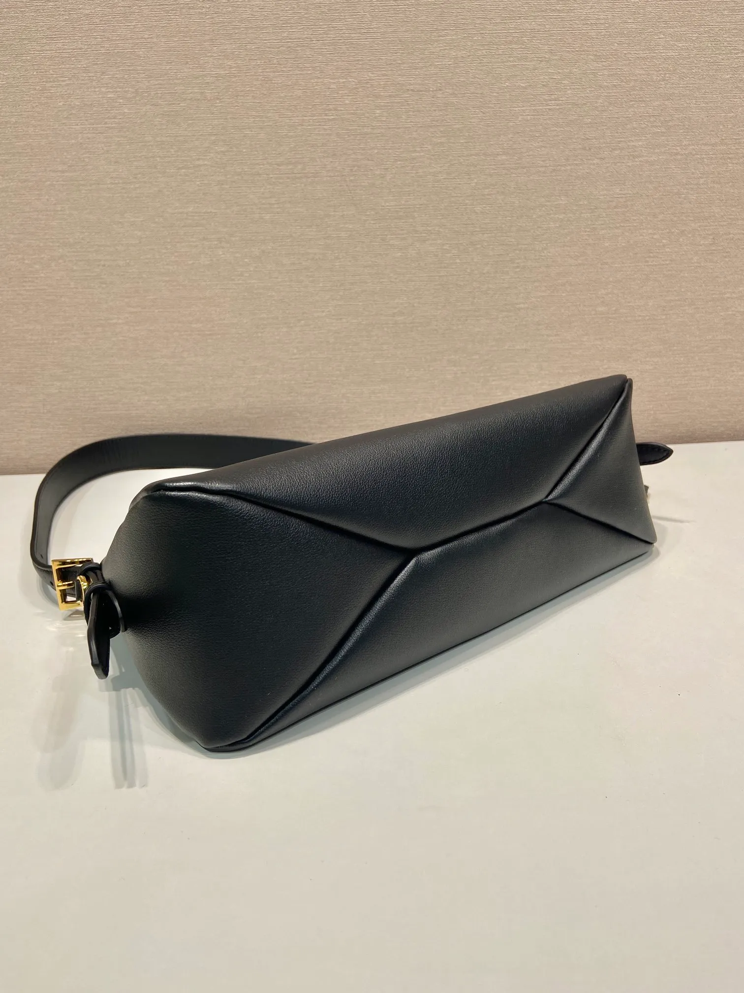 💰1660🎉New Aimee underarm bag🎉1BC229 small🎉🎉 This leather Hobo underarm bag has a simple design and is made of imported calfskin. It has a metal triangular enamel logo on the front and is equipped with a detachable leather shoulder strap. The leather is delicate and soft, practical, lightweight and has a large capacity. 😂😂 High-end and versatile, another fashion hit. Hurry up and get it, it’s so beautiful👏👏 Length 31x Height 18x ​​Bottom 10cm