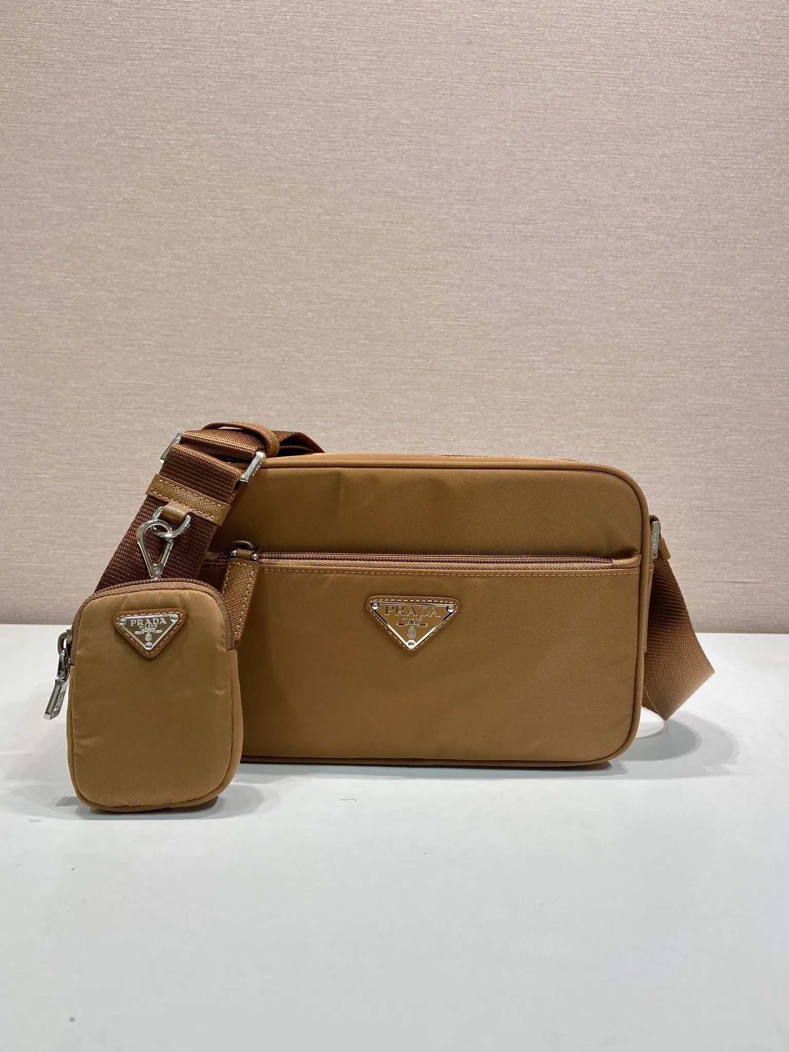 💰1020🎉New three-in-one🎉1BC167 new color🎉🎉 This rectangular shoulder bag has a compact design and presents a distinctive street wear style. Functionality meets simple lines. My favorite is the detachable small bag on the shoulder strap🎉🎉, simple and elegant, suitable for both men and women👏Hurry up and get it🎉🎉 Length 23x Height 15x Bottom 7cm🎉🎉🎉👏👏👏
