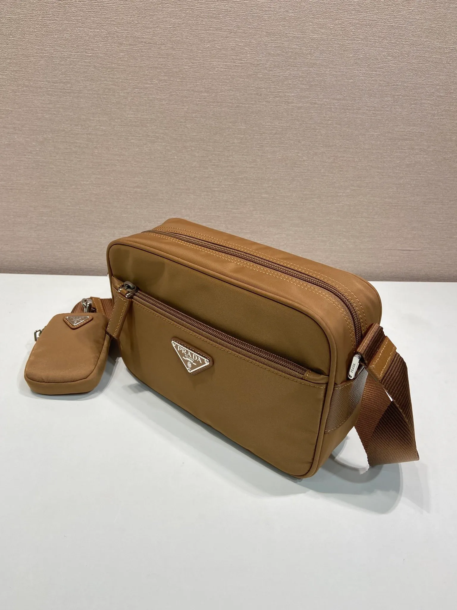 💰1020🎉New three-in-one🎉1BC167 new color🎉🎉 This rectangular shoulder bag has a compact design and presents a distinctive street wear style. Functionality meets simple lines. My favorite is the detachable small bag on the shoulder strap🎉🎉, simple and elegant, suitable for both men and women👏Hurry up and get it🎉🎉 Length 23x Height 15x Bottom 7cm🎉🎉🎉👏👏👏