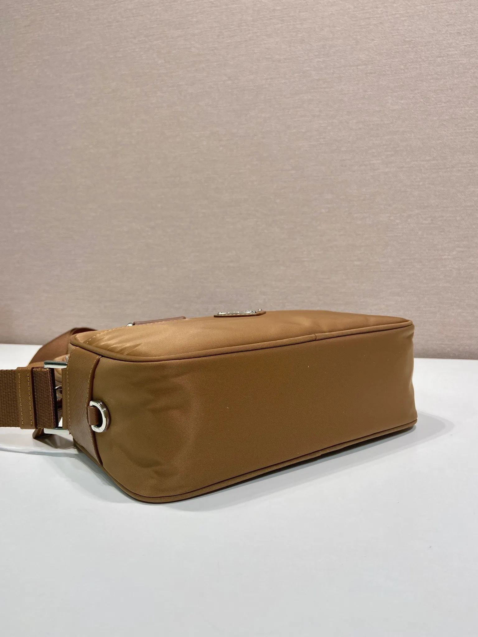 💰1020🎉New three-in-one🎉1BC167 new color🎉🎉 This rectangular shoulder bag has a compact design and presents a distinctive street wear style. Functionality meets simple lines. My favorite is the detachable small bag on the shoulder strap🎉🎉, simple and elegant, suitable for both men and women👏Hurry up and get it🎉🎉 Length 23x Height 15x Bottom 7cm🎉🎉🎉👏👏👏