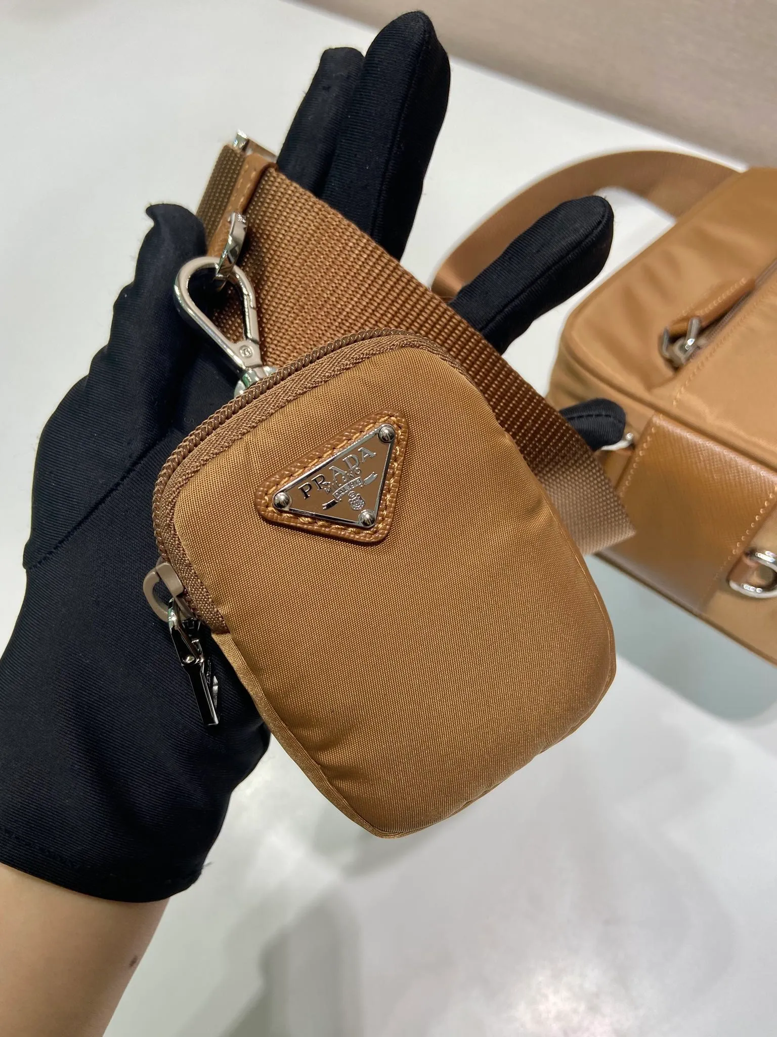 💰1020🎉New three-in-one🎉1BC167 new color🎉🎉 This rectangular shoulder bag has a compact design and presents a distinctive street wear style. Functionality meets simple lines. My favorite is the detachable small bag on the shoulder strap🎉🎉, simple and elegant, suitable for both men and women👏Hurry up and get it🎉🎉 Length 23x Height 15x Bottom 7cm🎉🎉🎉👏👏👏