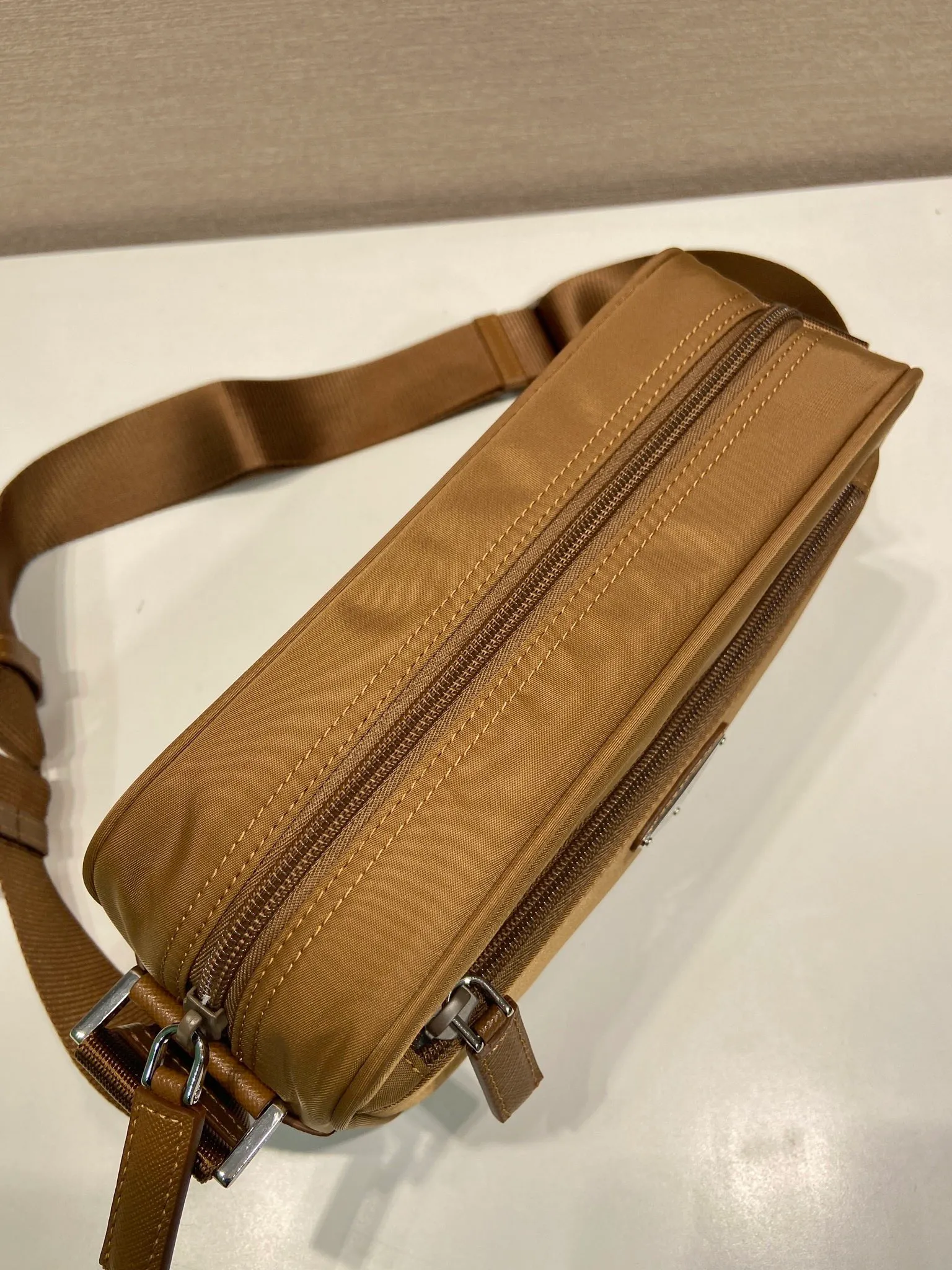 💰1020🎉New three-in-one🎉1BC167 new color🎉🎉 This rectangular shoulder bag has a compact design and presents a distinctive street wear style. Functionality meets simple lines. My favorite is the detachable small bag on the shoulder strap🎉🎉, simple and elegant, suitable for both men and women👏Hurry up and get it🎉🎉 Length 23x Height 15x Bottom 7cm🎉🎉🎉👏👏👏