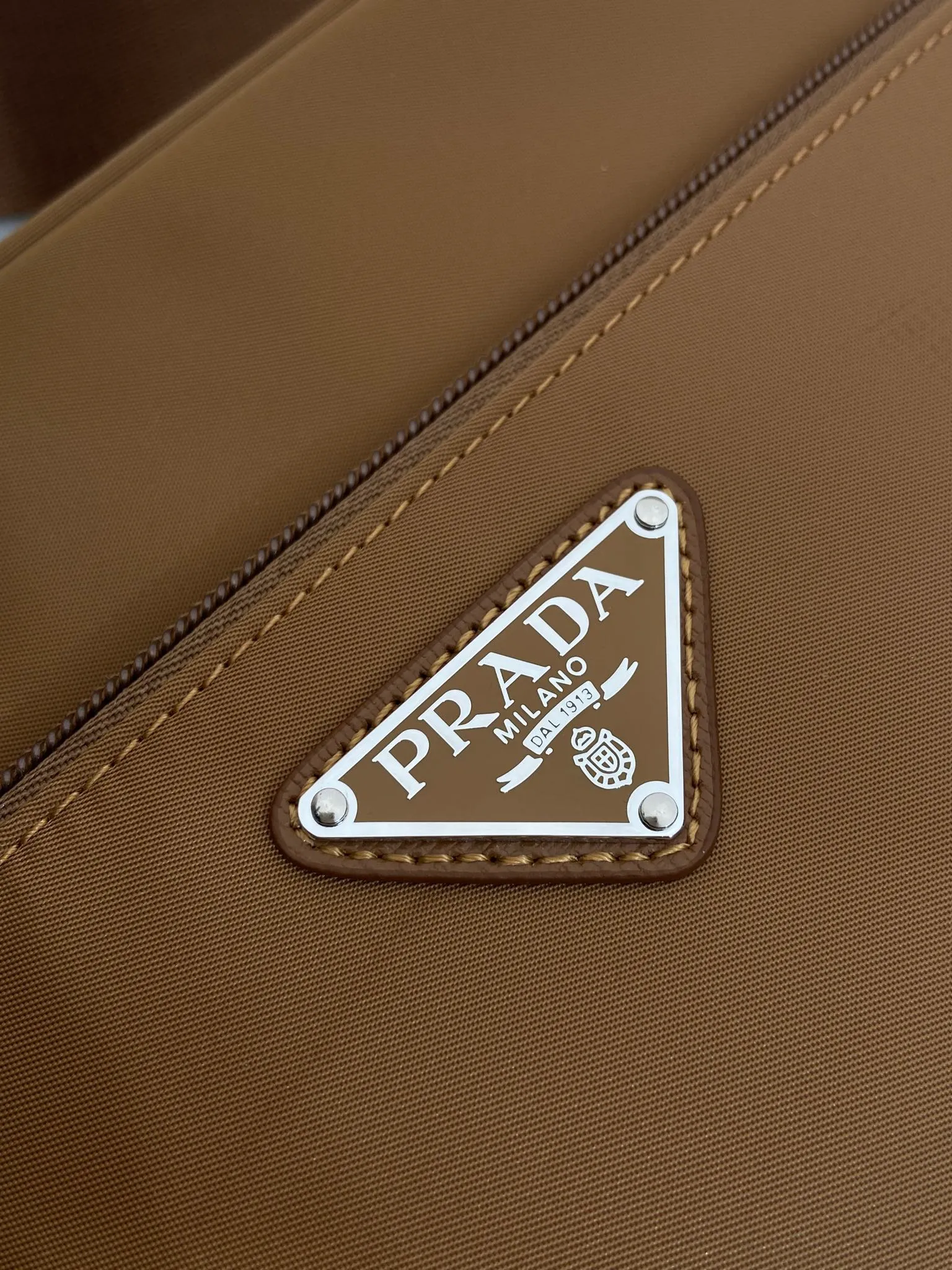 💰1020🎉New three-in-one🎉1BC167 new color🎉🎉 This rectangular shoulder bag has a compact design and presents a distinctive street wear style. Functionality meets simple lines. My favorite is the detachable small bag on the shoulder strap🎉🎉, simple and elegant, suitable for both men and women👏Hurry up and get it🎉🎉 Length 23x Height 15x Bottom 7cm🎉🎉🎉👏👏👏