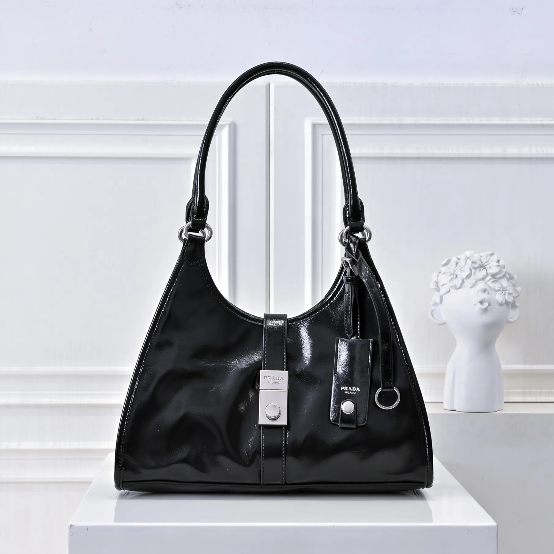 💰500￥110 Early Spring🎉PRADA Counter New Style🎉(Full Leather Series) [Original Quality + Matched Counter Hardware] First-layer oiled waxed cowhide This shoulder bag adopts a modern and versatile design and is made of full-layer cowhide, decorated with exquisite leather details. Spacious capacity, with zipper and padlock closure · Fully hand-stitched handle · Detachable keychain · Metal hardware accessories · Zipper and padlock closure Size: 32×25×12CM Style No.: 7041 Material: Oil-waxed cowhide