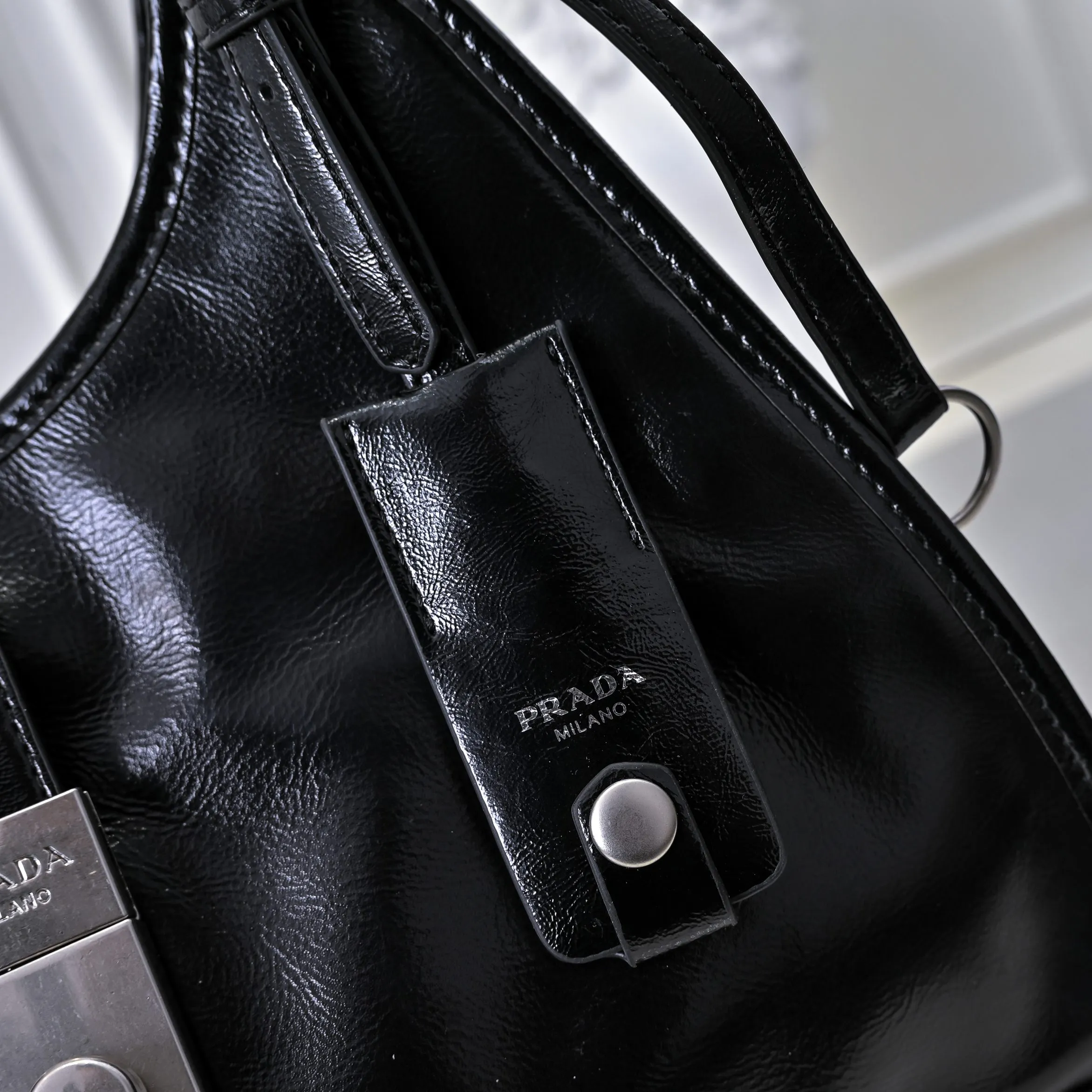 💰500￥110 Early Spring🎉PRADA Counter New Style🎉(Full Leather Series) [Original Quality + Matched Counter Hardware] First-layer oiled waxed cowhide This shoulder bag adopts a modern and versatile design and is made of full-layer cowhide, decorated with exquisite leather details. Spacious capacity, with zipper and padlock closure · Fully hand-stitched handle · Detachable keychain · Metal hardware accessories · Zipper and padlock closure Size: 32×25×12CM Style No.: 7041 Material: Oil-waxed cowhide