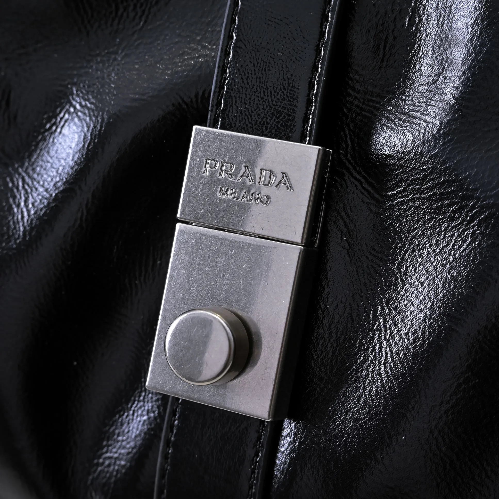 💰500￥110 Early Spring🎉PRADA Counter New Style🎉(Full Leather Series) [Original Quality + Matched Counter Hardware] First-layer oiled waxed cowhide This shoulder bag adopts a modern and versatile design and is made of full-layer cowhide, decorated with exquisite leather details. Spacious capacity, with zipper and padlock closure · Fully hand-stitched handle · Detachable keychain · Metal hardware accessories · Zipper and padlock closure Size: 32×25×12CM Style No.: 7041 Material: Oil-waxed cowhide