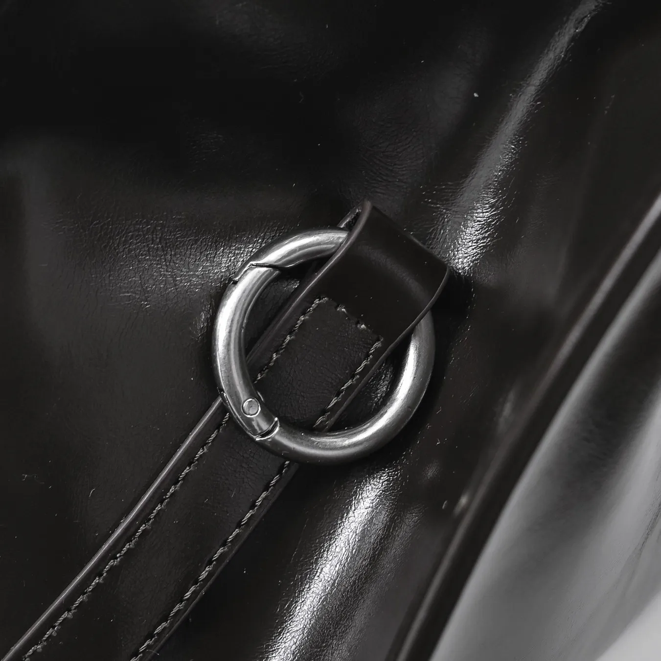 💰500￥110 Early Spring🎉PRADA Counter New Style🎉(Full Leather Series) [Original Quality + Matched Counter Hardware] First-layer oiled waxed cowhide This shoulder bag adopts a modern and versatile design and is made of full-layer cowhide, decorated with exquisite leather details. Spacious capacity, with zipper and padlock closure · Fully hand-stitched handle · Detachable keychain · Metal hardware accessories · Zipper and padlock closure Size: 32×25×12CM Style No.: 7041 Material: Oil-waxed cowhide