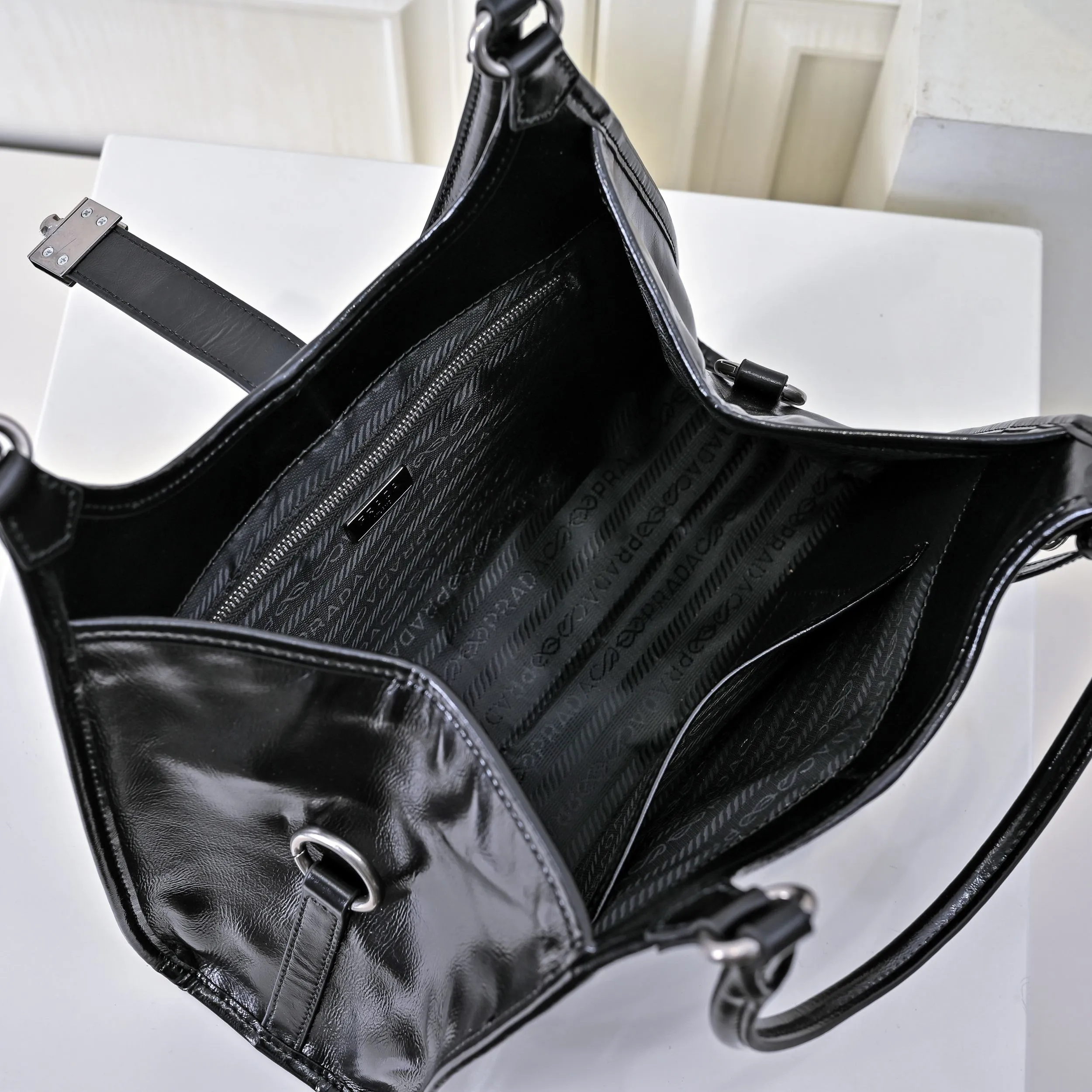 💰500￥110 Early Spring🎉PRADA Counter New Style🎉(Full Leather Series) [Original Quality + Matched Counter Hardware] First-layer oiled waxed cowhide This shoulder bag adopts a modern and versatile design and is made of full-layer cowhide, decorated with exquisite leather details. Spacious capacity, with zipper and padlock closure · Fully hand-stitched handle · Detachable keychain · Metal hardware accessories · Zipper and padlock closure Size: 32×25×12CM Style No.: 7041 Material: Oil-waxed cowhide