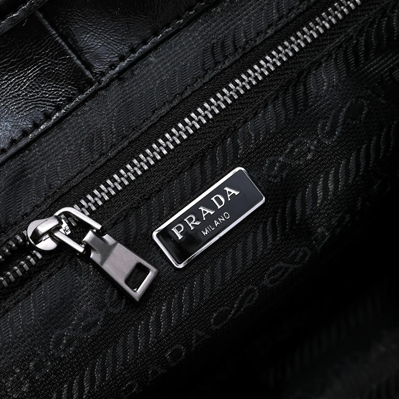 💰500￥110 Early Spring🎉PRADA Counter New Style🎉(Full Leather Series) [Original Quality + Matched Counter Hardware] First-layer oiled waxed cowhide This shoulder bag adopts a modern and versatile design and is made of full-layer cowhide, decorated with exquisite leather details. Spacious capacity, with zipper and padlock closure · Fully hand-stitched handle · Detachable keychain · Metal hardware accessories · Zipper and padlock closure Size: 32×25×12CM Style No.: 7041 Material: Oil-waxed cowhide