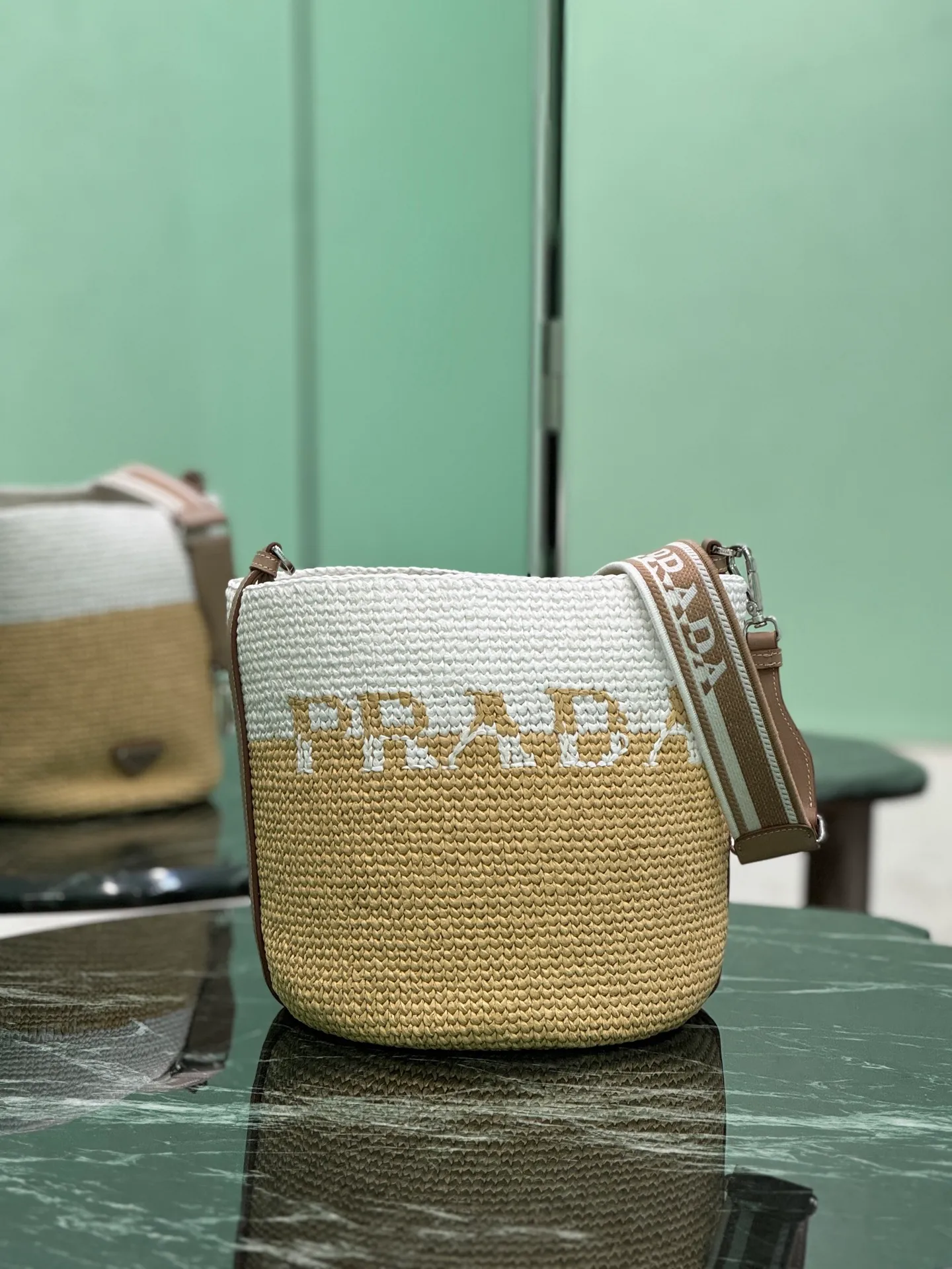 💰1560 Grass Woven Bucket This bucket bag is designed with imported raffia and is very handmade. Each bag is woven by hand with professional technology, spliced ​​with two color tones, and equipped with webbing. Light and spacious! Size: 23×25×20cm Style number: 1BE063