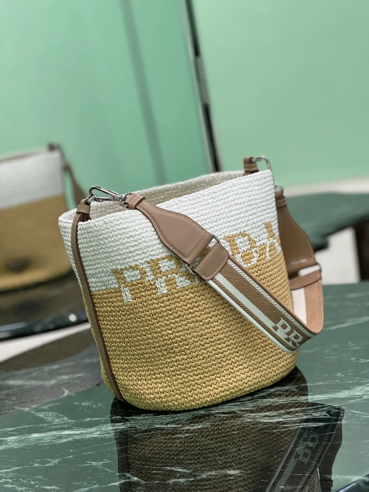 💰1560 Grass Woven Bucket This bucket bag is designed with imported raffia and is very handmade. Each bag is woven by hand with professional technology, spliced ​​with two color tones, and equipped with webbing. Light and spacious! Size: 23×25×20cm Style number: 1BE063