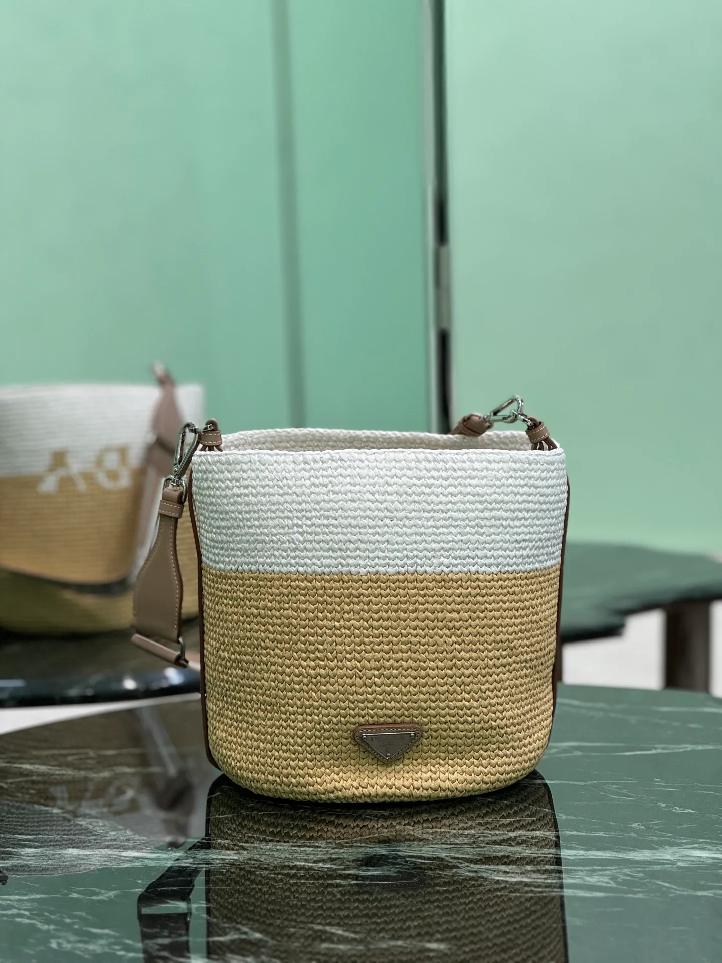 💰1560 Grass Woven Bucket This bucket bag is designed with imported raffia and is very handmade. Each bag is woven by hand with professional technology, spliced ​​with two color tones, and equipped with webbing. Light and spacious! Size: 23×25×20cm Style number: 1BE063