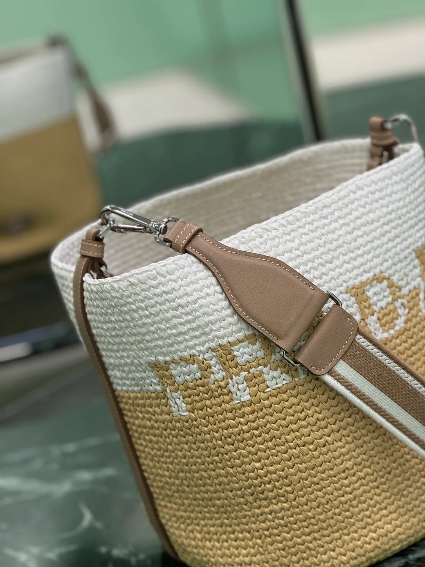 💰1560 Grass Woven Bucket This bucket bag is designed with imported raffia and is very handmade. Each bag is woven by hand with professional technology, spliced ​​with two color tones, and equipped with webbing. Light and spacious! Size: 23×25×20cm Style number: 1BE063