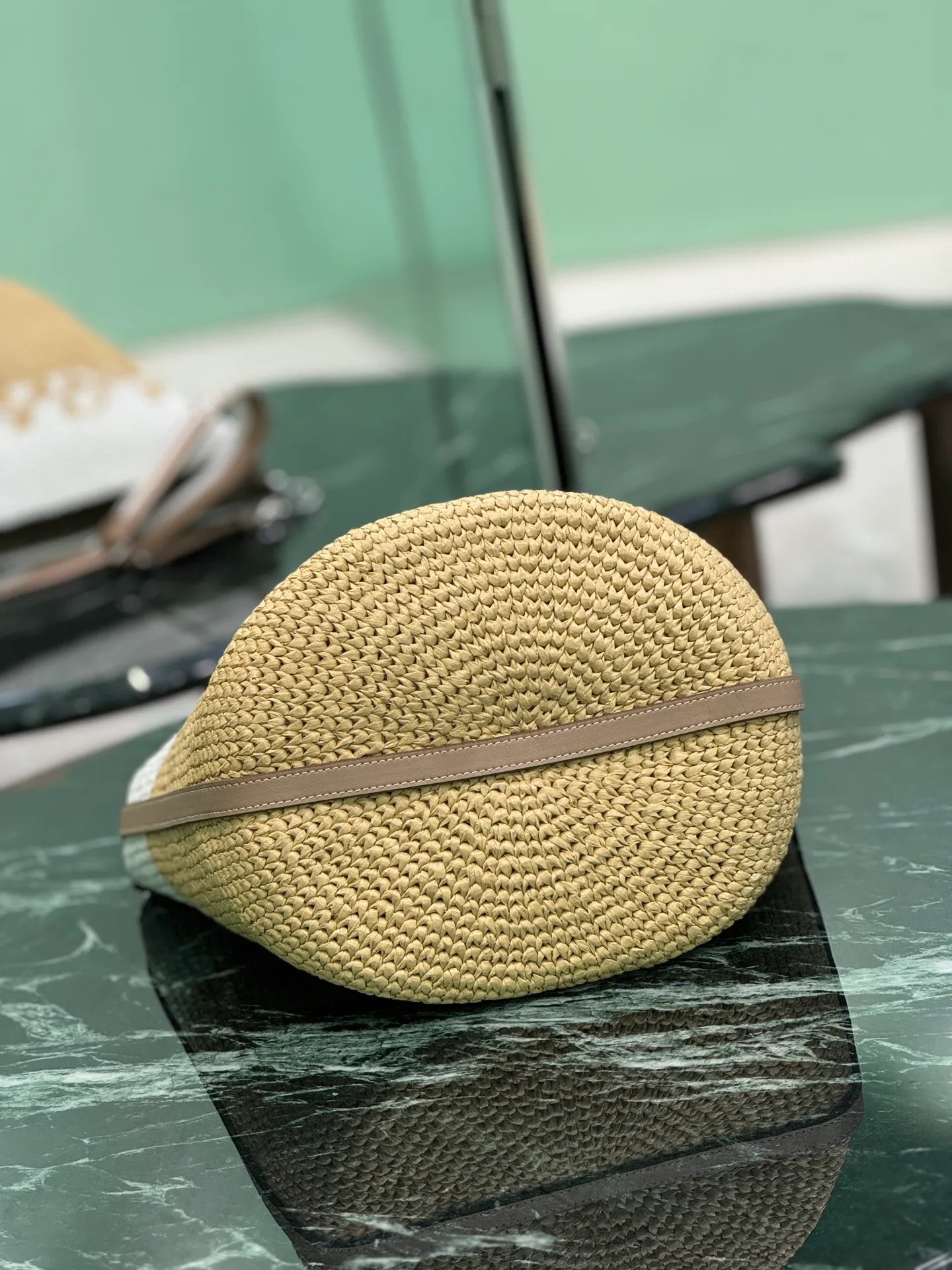 💰1560 Grass Woven Bucket This bucket bag is designed with imported raffia and is very handmade. Each bag is woven by hand with professional technology, spliced ​​with two color tones, and equipped with webbing. Light and spacious! Size: 23×25×20cm Style number: 1BE063