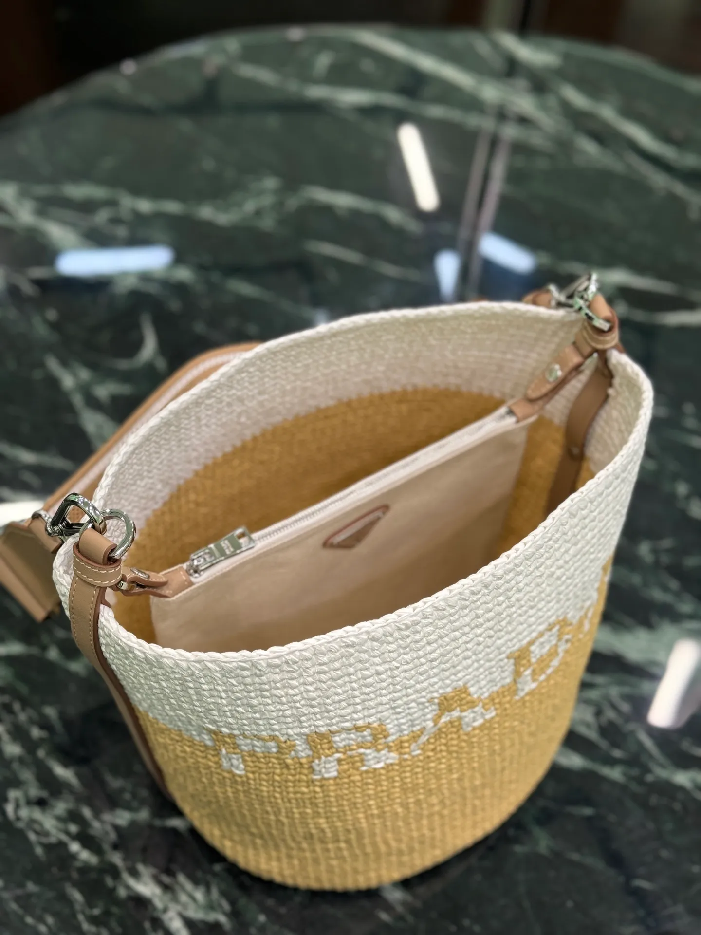 💰1560 Grass Woven Bucket This bucket bag is designed with imported raffia and is very handmade. Each bag is woven by hand with professional technology, spliced ​​with two color tones, and equipped with webbing. Light and spacious! Size: 23×25×20cm Style number: 1BE063