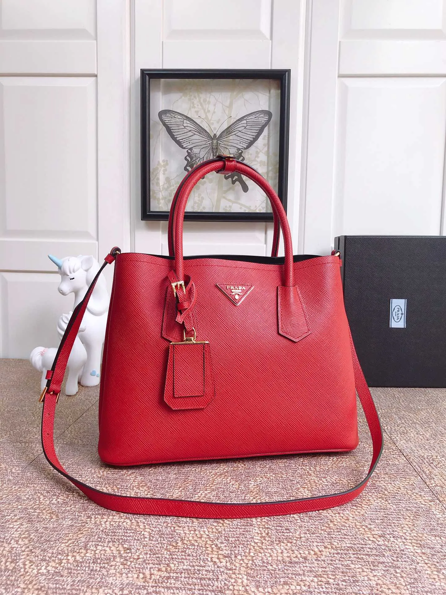 💰2040, P’s classic model 1BG775 in bright red, arrived in [color][color][color], fully upgraded, using imported thick cross-grain cow + contrasting calf leather inside, top brushed hardware, color matching handle, 175 OEM code, a timeless shopping bag [naughty][naughty][naughty], fashionable and generous, length 33x height 24.5x bottom 14cm