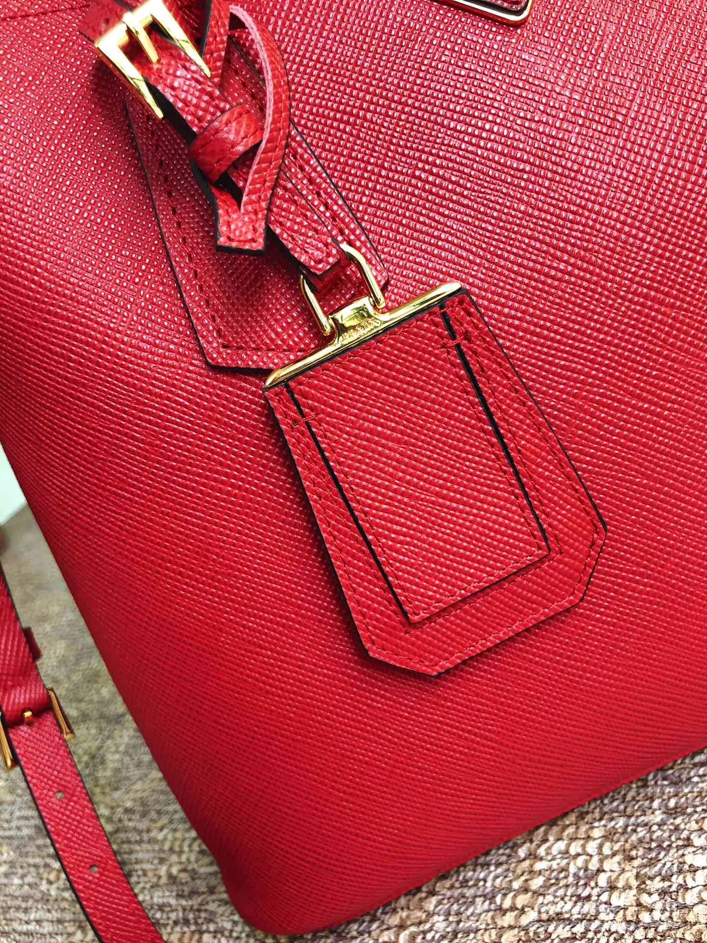 💰2040, P’s classic model 1BG775 in bright red, arrived in [color][color][color], fully upgraded, using imported thick cross-grain cow + contrasting calf leather inside, top brushed hardware, color matching handle, 175 OEM code, a timeless shopping bag [naughty][naughty][naughty], fashionable and generous, length 33x height 24.5x bottom 14cm