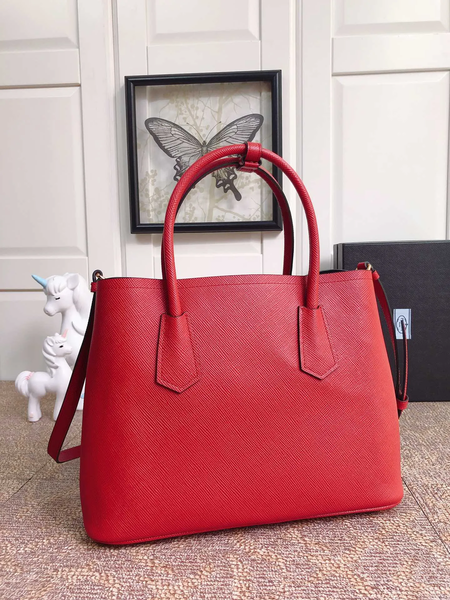 💰2040, P’s classic model 1BG775 in bright red, arrived in [color][color][color], fully upgraded, using imported thick cross-grain cow + contrasting calf leather inside, top brushed hardware, color matching handle, 175 OEM code, a timeless shopping bag [naughty][naughty][naughty], fashionable and generous, length 33x height 24.5x bottom 14cm