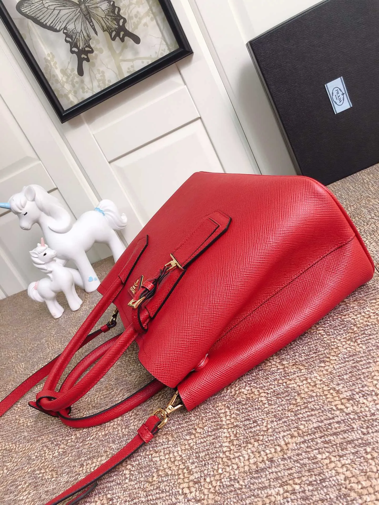 💰2040, P’s classic model 1BG775 in bright red, arrived in [color][color][color], fully upgraded, using imported thick cross-grain cow + contrasting calf leather inside, top brushed hardware, color matching handle, 175 OEM code, a timeless shopping bag [naughty][naughty][naughty], fashionable and generous, length 33x height 24.5x bottom 14cm