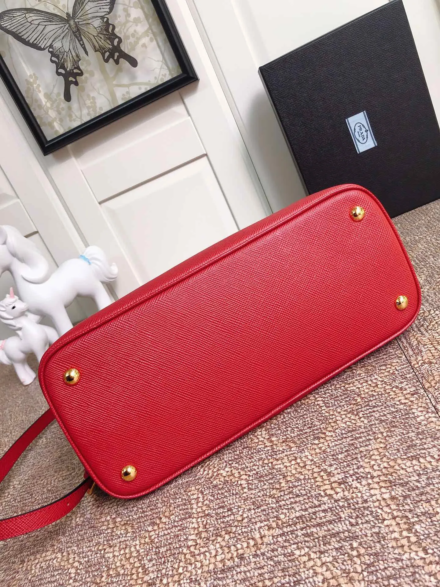 💰2040, P’s classic model 1BG775 in bright red, arrived in [color][color][color], fully upgraded, using imported thick cross-grain cow + contrasting calf leather inside, top brushed hardware, color matching handle, 175 OEM code, a timeless shopping bag [naughty][naughty][naughty], fashionable and generous, length 33x height 24.5x bottom 14cm