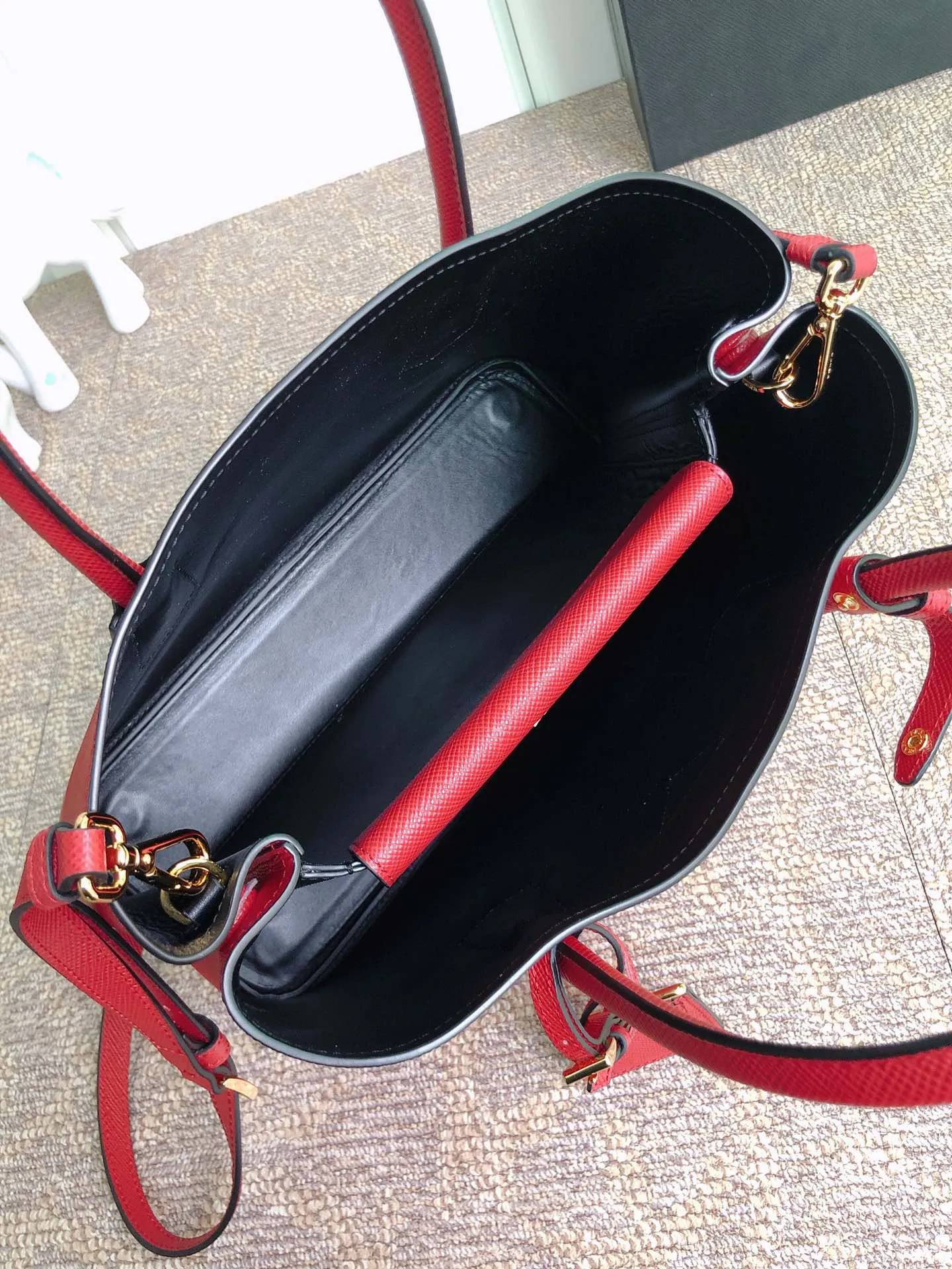 💰2040, P’s classic model 1BG775 in bright red, arrived in [color][color][color], fully upgraded, using imported thick cross-grain cow + contrasting calf leather inside, top brushed hardware, color matching handle, 175 OEM code, a timeless shopping bag [naughty][naughty][naughty], fashionable and generous, length 33x height 24.5x bottom 14cm