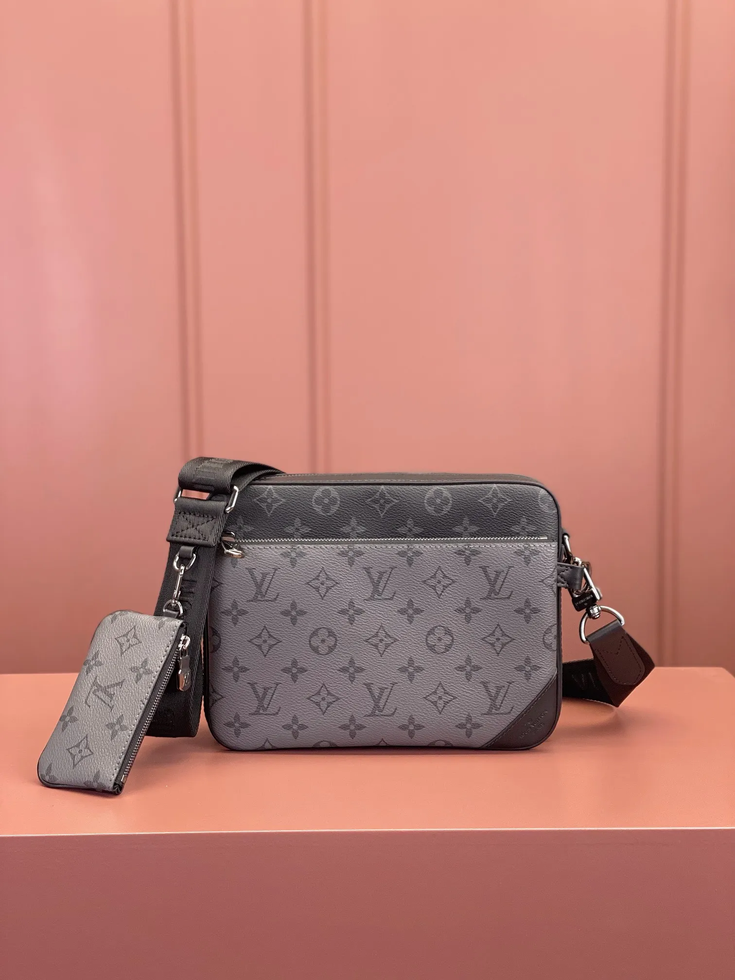 P¥1160 [Regular grade all-steel, 163C01 chip version original leather] TRIO messenger bag Model: M69443 Material: A-grade all-steel hardware, imported original fabric Size: 25x18.5x7cm