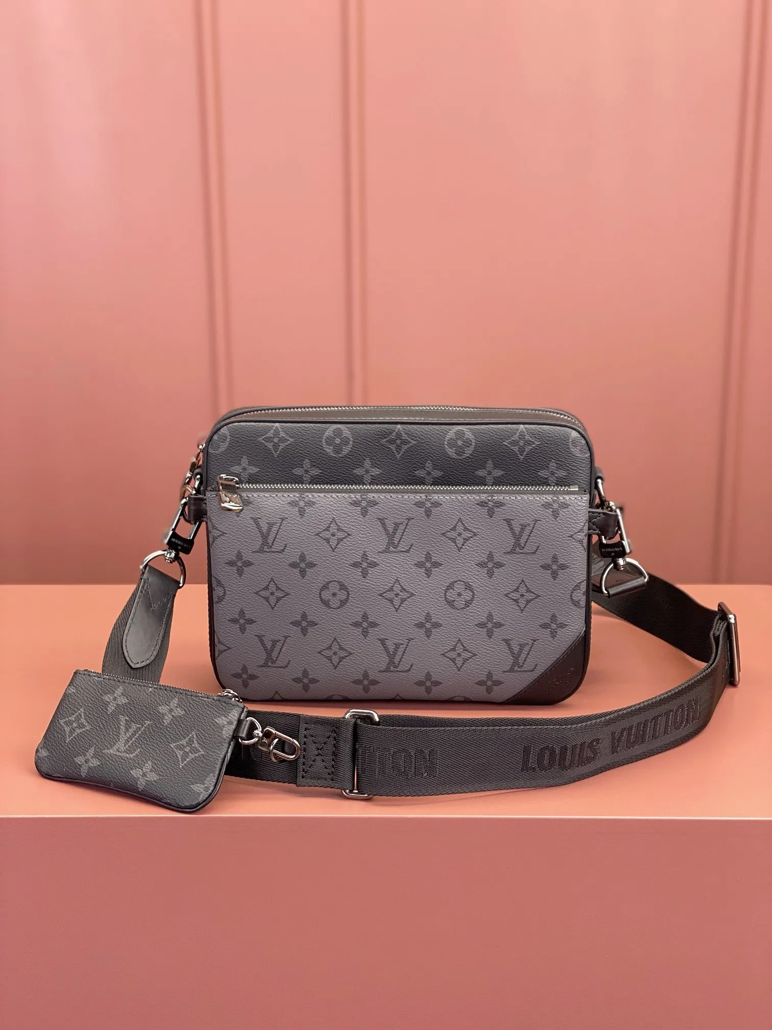 P¥1160 [Regular grade all-steel, 163C01 chip version original leather] TRIO messenger bag Model: M69443 Material: A-grade all-steel hardware, imported original fabric Size: 25x18.5x7cm