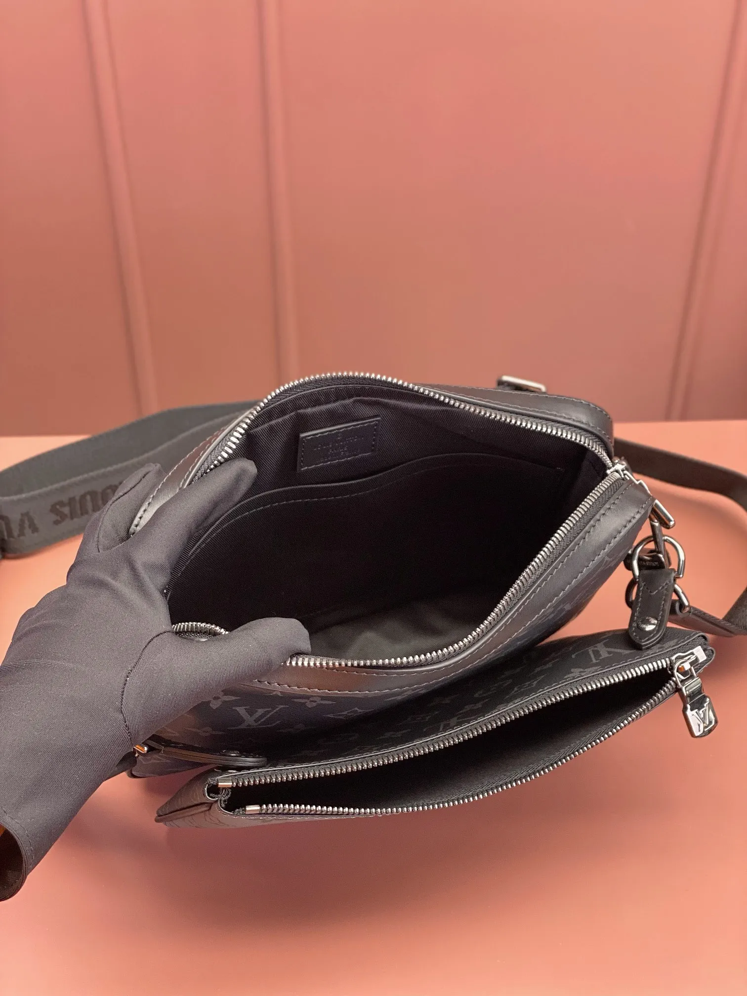 P¥1160 [Regular grade all-steel, 163C01 chip version original leather] TRIO messenger bag Model: M69443 Material: A-grade all-steel hardware, imported original fabric Size: 25x18.5x7cm