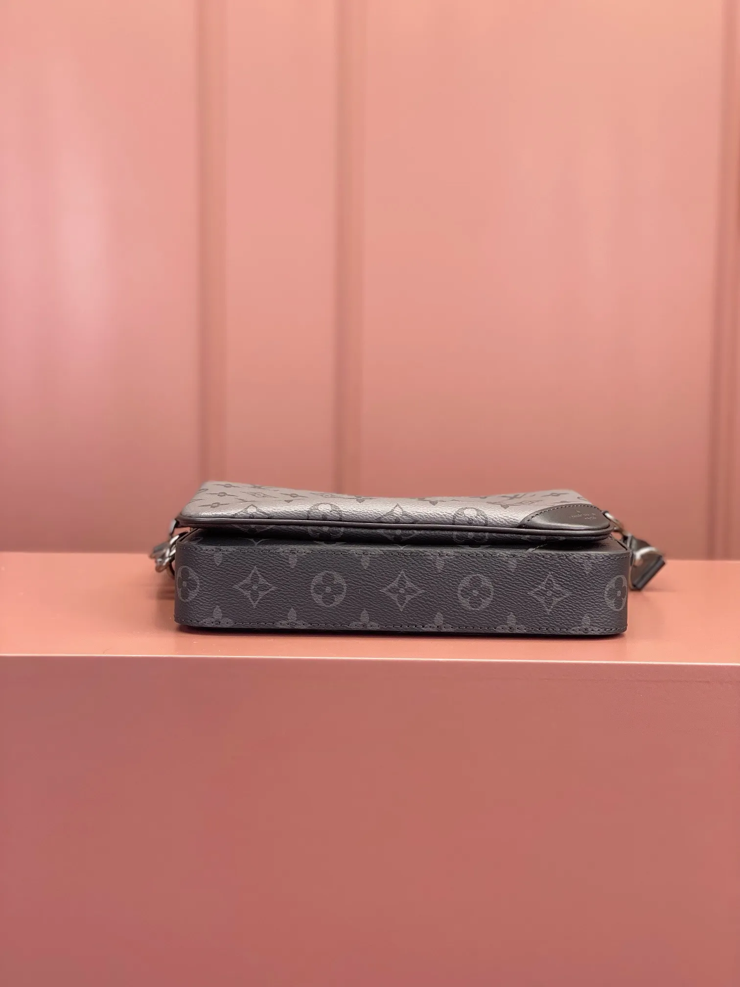 P¥1160 [Regular grade all-steel, 163C01 chip version original leather] TRIO messenger bag Model: M69443 Material: A-grade all-steel hardware, imported original fabric Size: 25x18.5x7cm