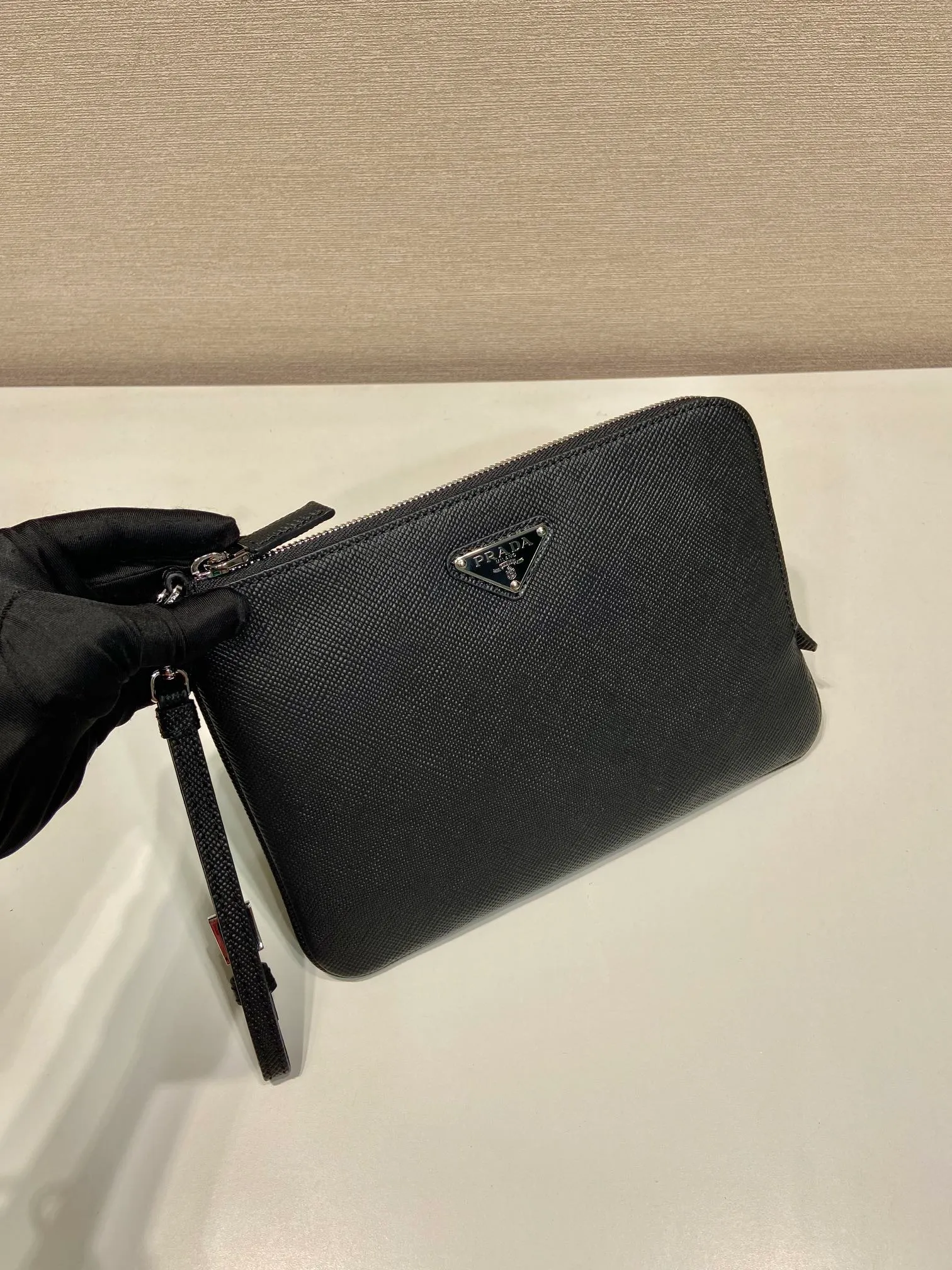 💰960🎉New style handbag🎉2NH024 small size🎉🎉This men's handbag is made of cross grain cowhide. Equipped with a detachable handle strap and a 7-character pull design. Simple and elegant super slim model, light and practical, if you like it, hurry up and get it🎉🎉 Length 24x Height 17cm🎉🎉🎉👏👏👏