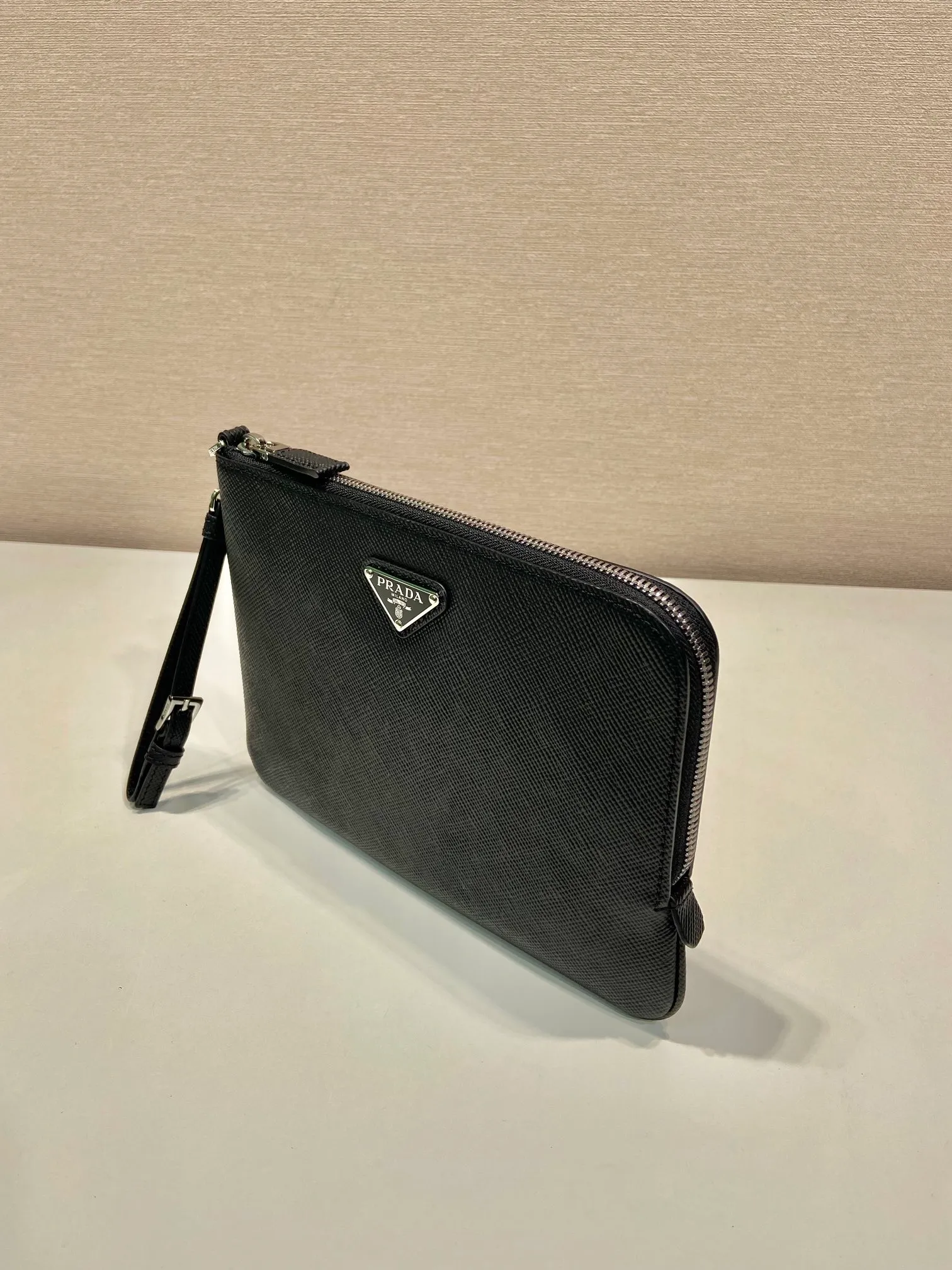💰960🎉New style handbag🎉2NH024 small size🎉🎉This men's handbag is made of cross grain cowhide. Equipped with a detachable handle strap and a 7-character pull design. Simple and elegant super slim model, light and practical, if you like it, hurry up and get it🎉🎉 Length 24x Height 17cm🎉🎉🎉👏👏👏