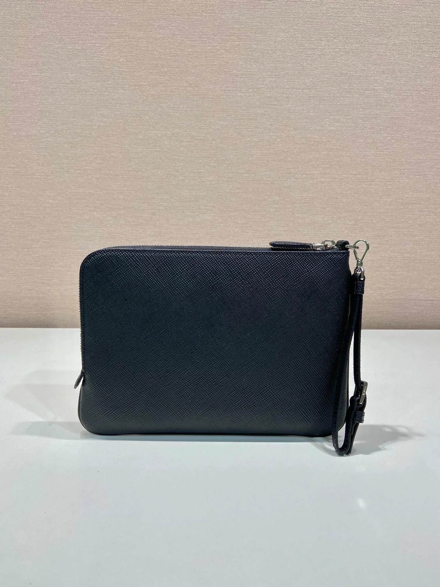 💰960🎉New style handbag🎉2NH024 small size🎉🎉This men's handbag is made of cross grain cowhide. Equipped with a detachable handle strap and a 7-character pull design. Simple and elegant super slim model, light and practical, if you like it, hurry up and get it🎉🎉 Length 24x Height 17cm🎉🎉🎉👏👏👏