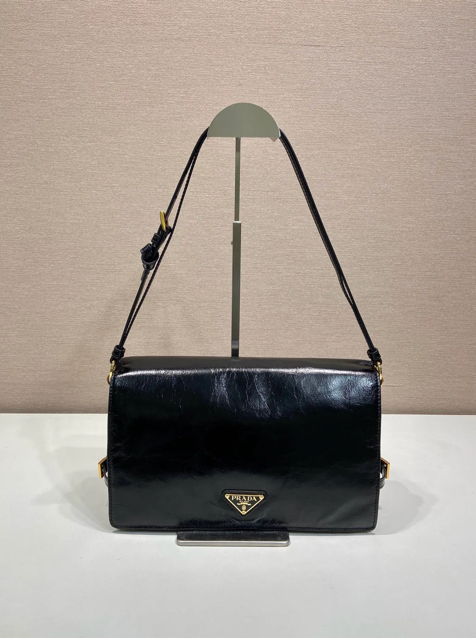💰1660🎉New oil waxed leather🎉🎉1BD385 large🎉💰 This handbag is made of glossy leather to create a modern style, interpreting a casual attitude for fashionable design. The roomy design features metal hardware and is embellished with the signature triangle logo. The capacity is large, and the men's model you have been longing for has also arrived👍👍This size is suitable for men and women, handsome men and beautiful women. Hurry up and get it🎉🎉 Length 30x Height 18.5x Bottom 9cm🎉🎉🎉💰💰💰