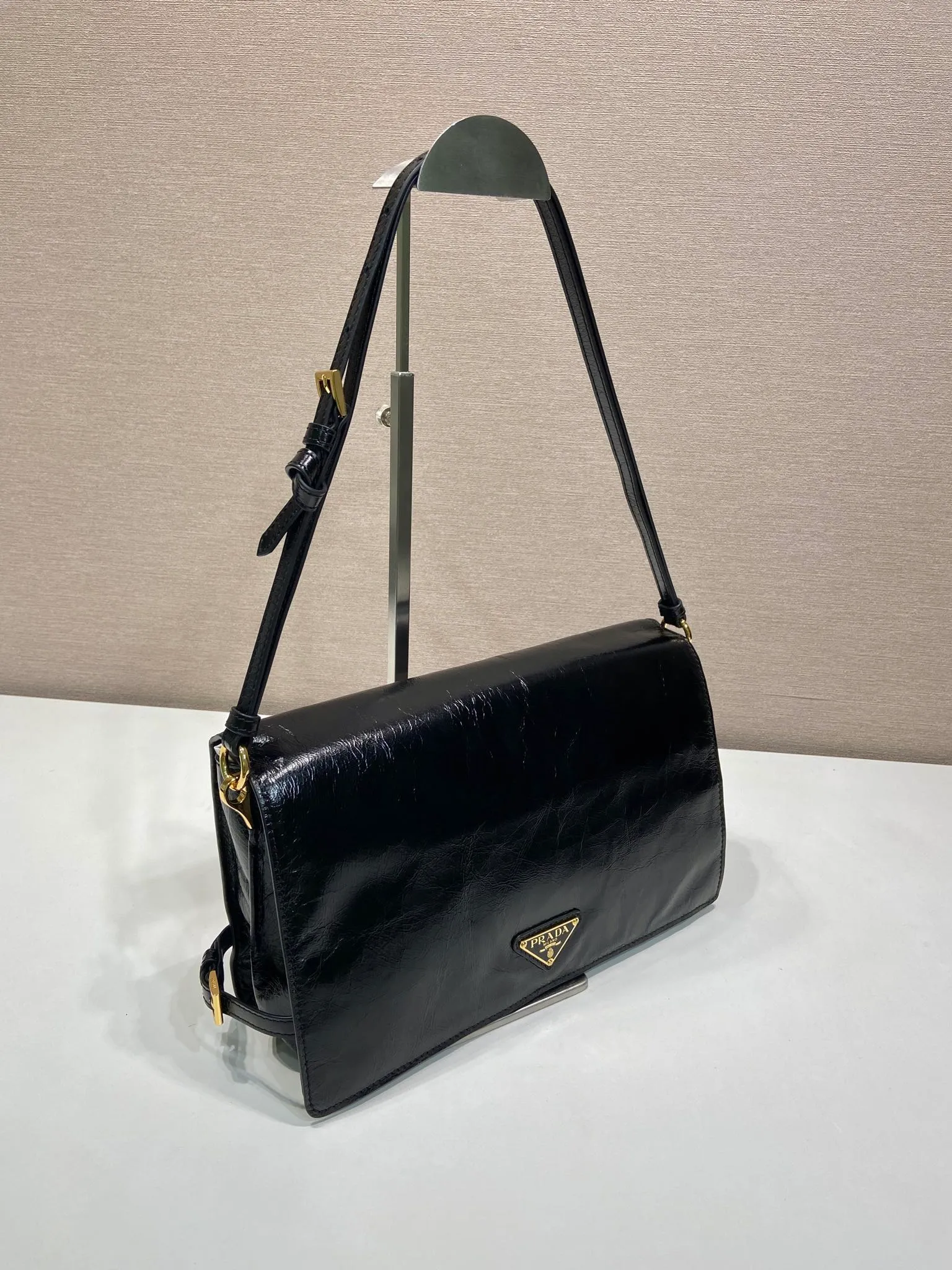 💰1660🎉New oil waxed leather🎉🎉1BD385 large🎉💰 This handbag is made of glossy leather to create a modern style, interpreting a casual attitude for fashionable design. The roomy design features metal hardware and is embellished with the signature triangle logo. The capacity is large, and the men's model you have been longing for has also arrived👍👍This size is suitable for men and women, handsome men and beautiful women. Hurry up and get it🎉🎉 Length 30x Height 18.5x Bottom 9cm🎉🎉🎉💰💰💰