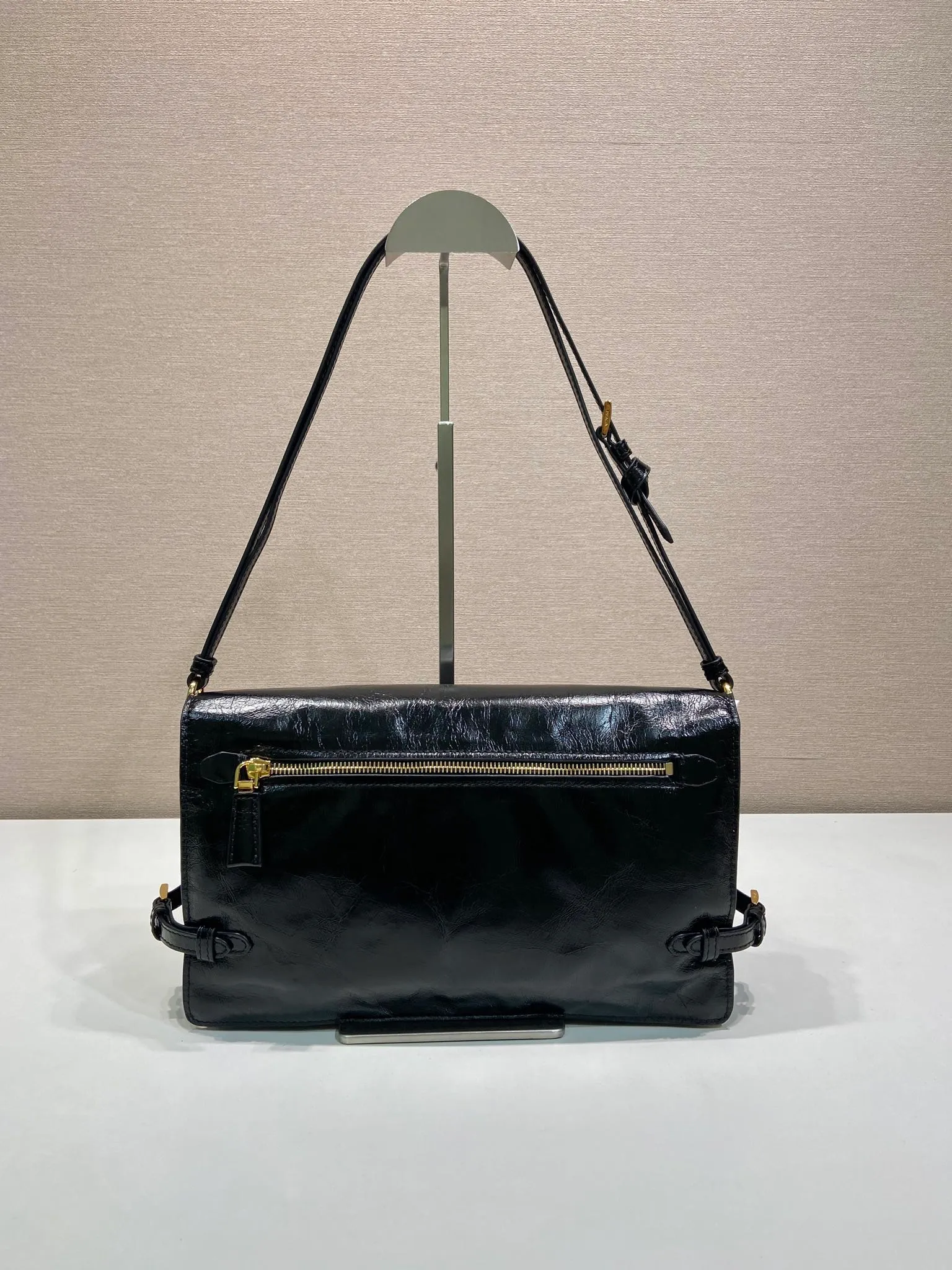 💰1660🎉New oil waxed leather🎉🎉1BD385 large🎉💰 This handbag is made of glossy leather to create a modern style, interpreting a casual attitude for fashionable design. The roomy design features metal hardware and is embellished with the signature triangle logo. The capacity is large, and the men's model you have been longing for has also arrived👍👍This size is suitable for men and women, handsome men and beautiful women. Hurry up and get it🎉🎉 Length 30x Height 18.5x Bottom 9cm🎉🎉🎉💰💰💰