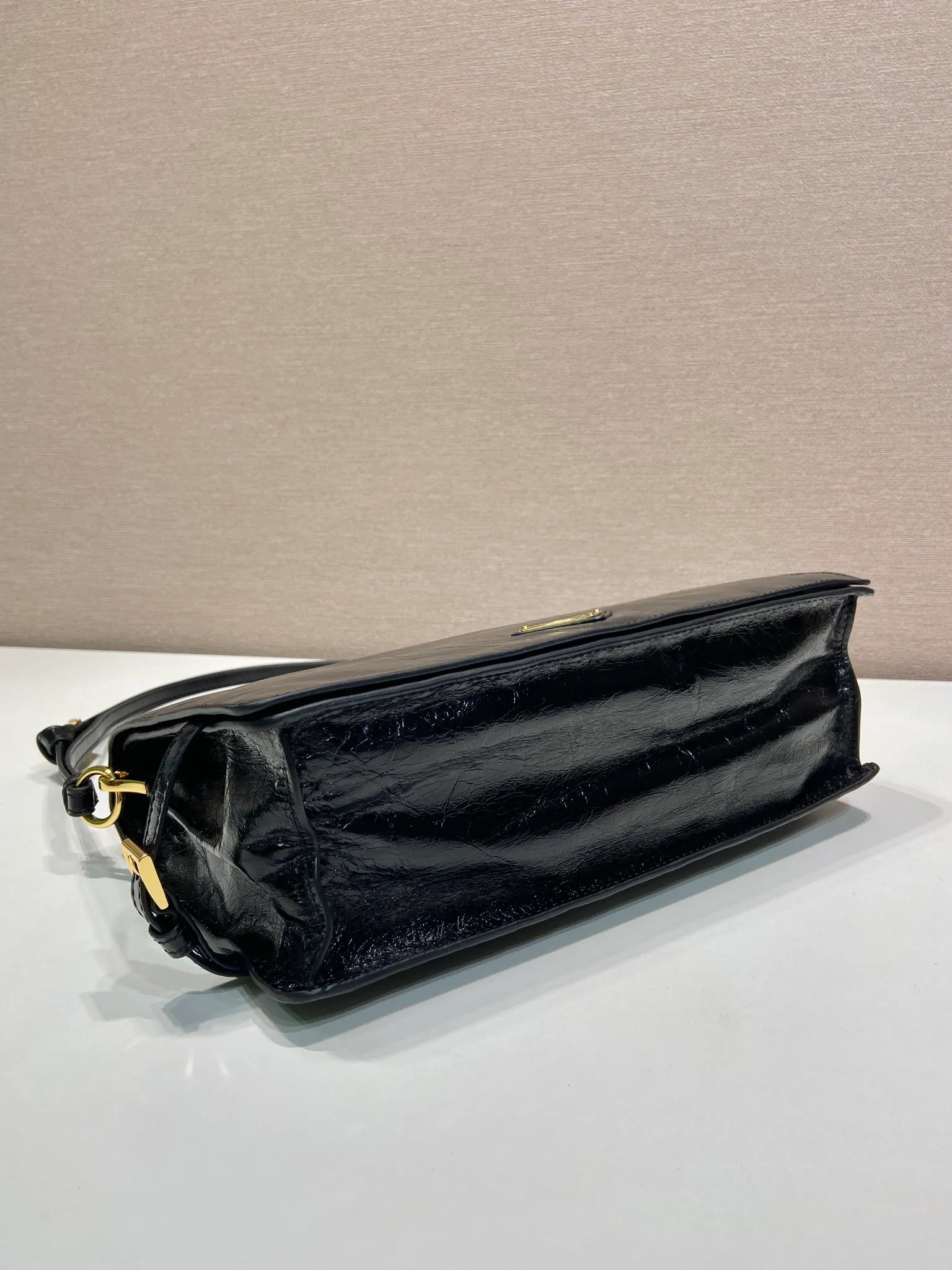 💰1660🎉New oil waxed leather🎉🎉1BD385 large🎉💰 This handbag is made of glossy leather to create a modern style, interpreting a casual attitude for fashionable design. The roomy design features metal hardware and is embellished with the signature triangle logo. The capacity is large, and the men's model you have been longing for has also arrived👍👍This size is suitable for men and women, handsome men and beautiful women. Hurry up and get it🎉🎉 Length 30x Height 18.5x Bottom 9cm🎉🎉🎉💰💰💰